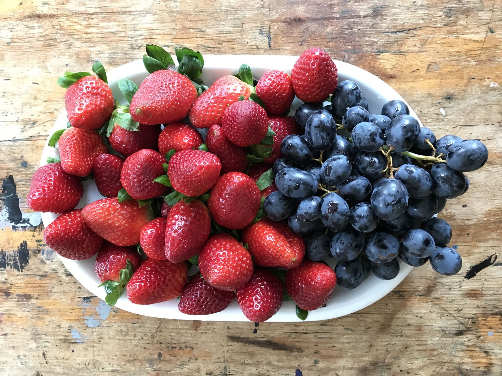 iPhone 7 back camera 3.99mm f/1.8 sample photo. Fruit, strawberries, grapes photography
