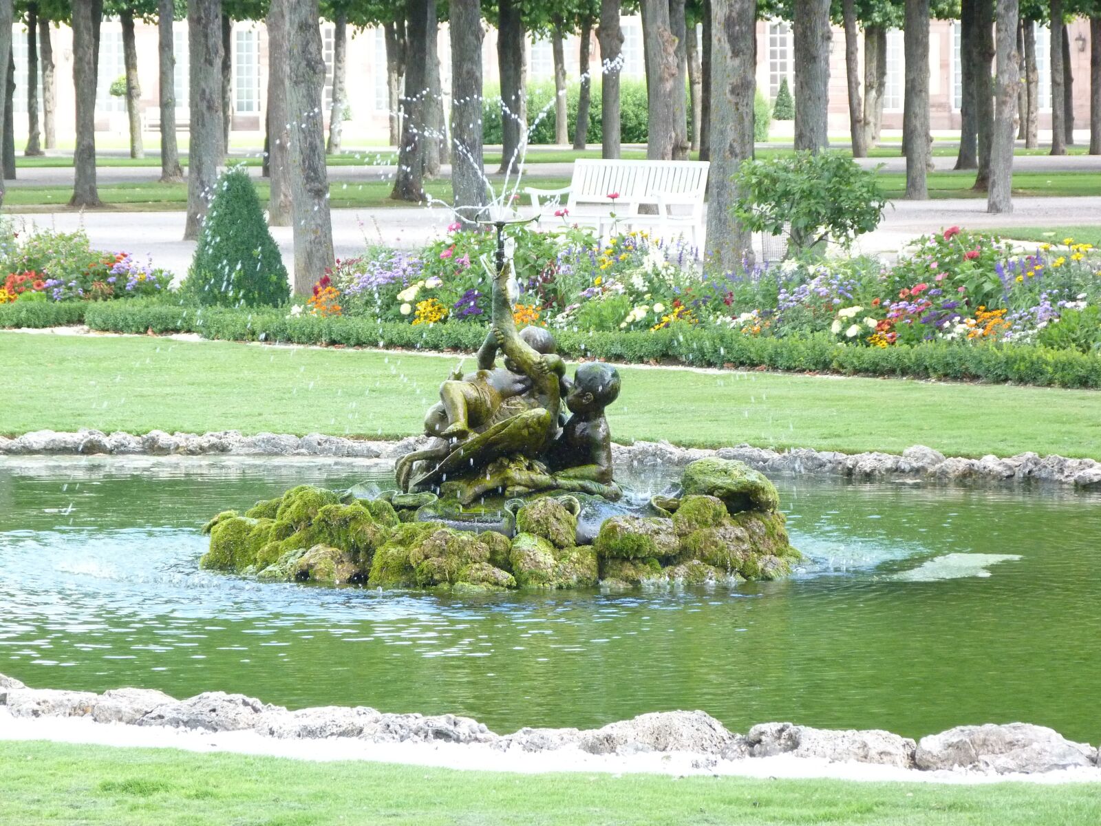 Panasonic Lumix DMC-FZ40 (Lumix DMC-FZ45) sample photo. Fountain, park, castle park photography