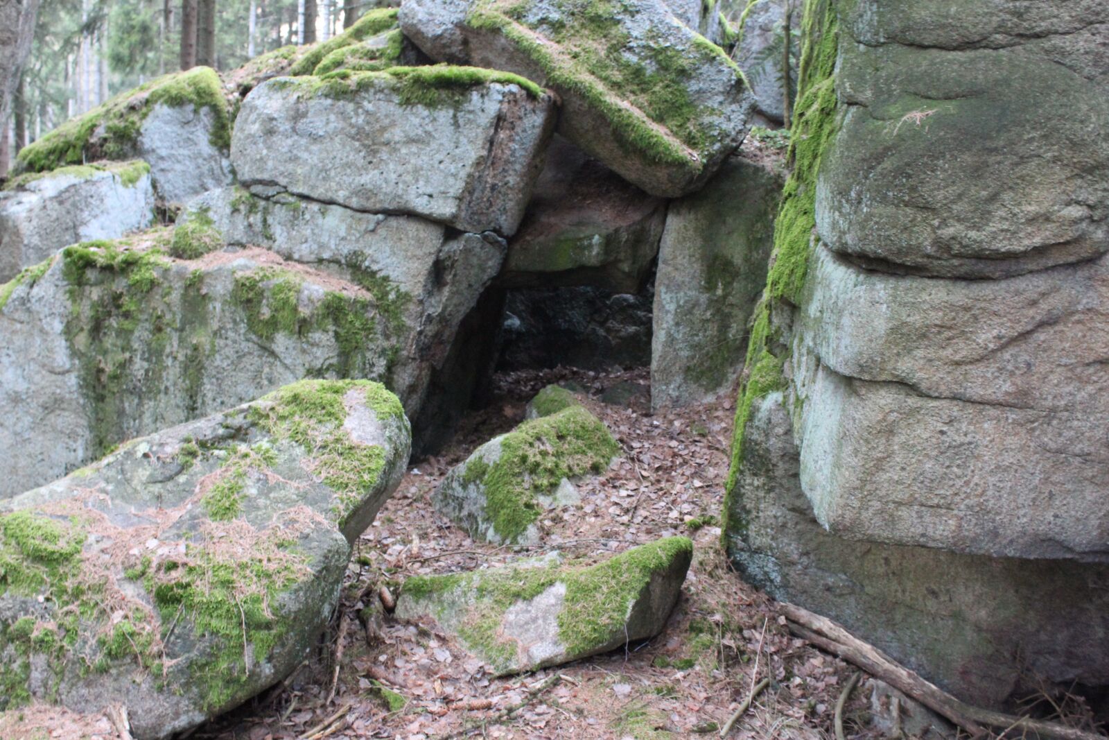 Canon EOS 1300D (EOS Rebel T6 / EOS Kiss X80) sample photo. Resin, rock, stones photography