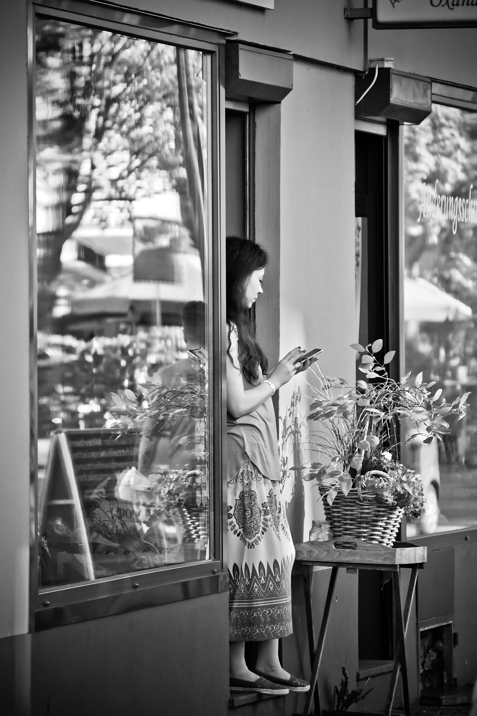 Olympus OM-D E-M10 sample photo. Street photography, woman, urban photography