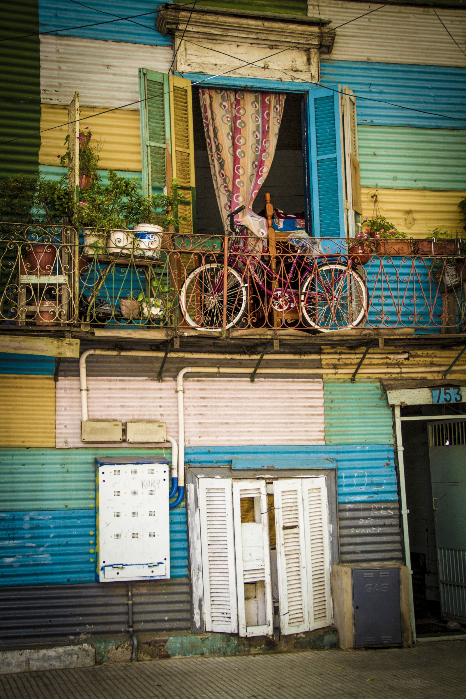 Canon EF-S 18-135mm F3.5-5.6 IS sample photo. Argentina, boca, house, urban photography