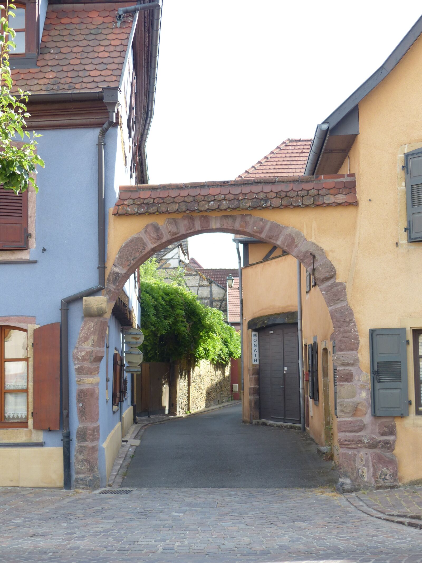 Panasonic Lumix DMC-FZ200 sample photo. Rouffach, goal, arch photography