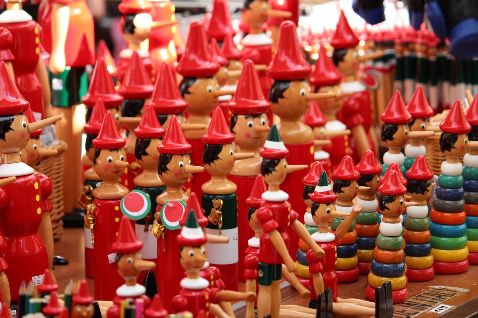 Canon EOS 600D (Rebel EOS T3i / EOS Kiss X5) sample photo. Wooden figures, italy, market photography