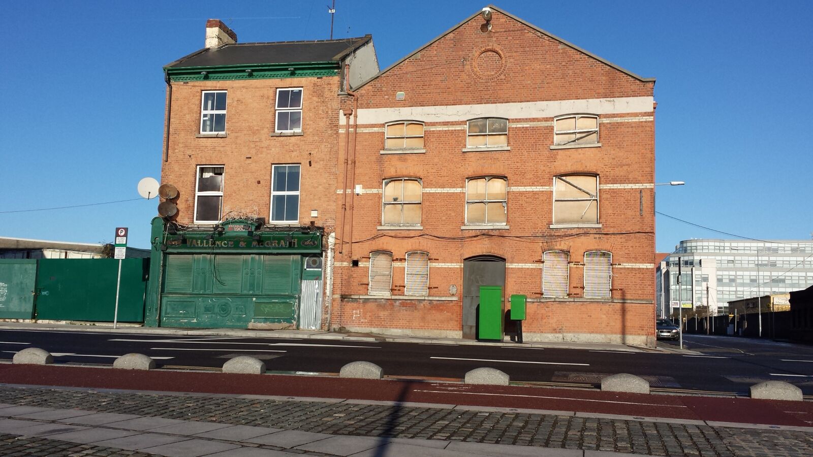 Samsung Galaxy S4 sample photo. Abandoned building, pub, bar photography
