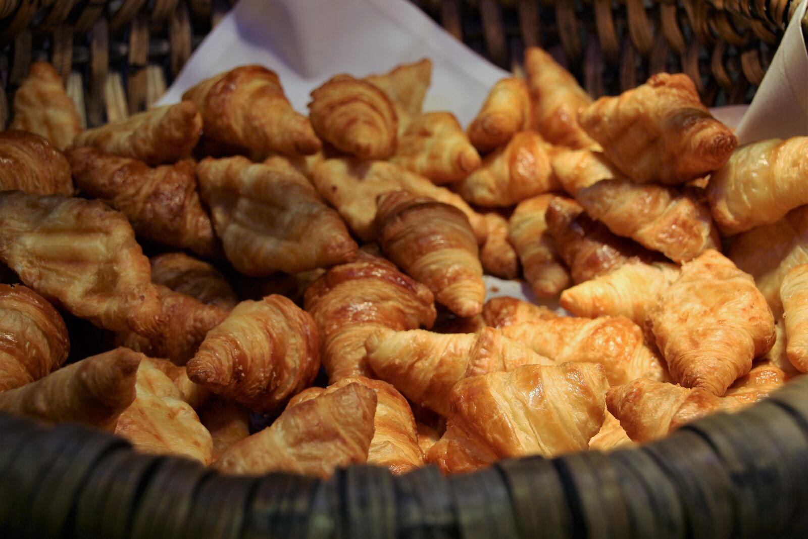 Canon EOS 600D (Rebel EOS T3i / EOS Kiss X5) sample photo. Croissant, eat, food photography