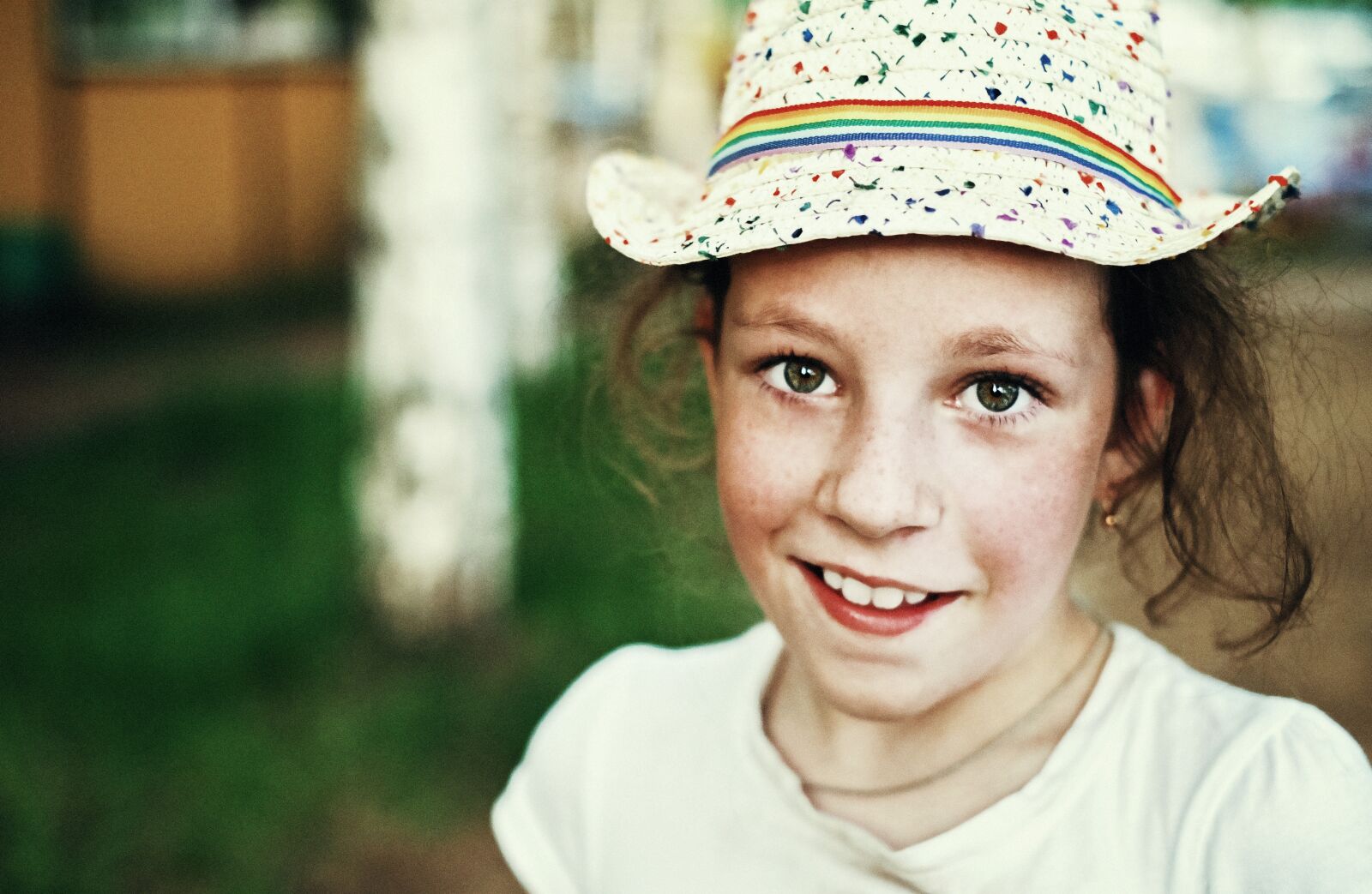 Fujifilm X-E1 + Fujifilm XF 35mm F1.4 R sample photo. Girl, summer, hat photography