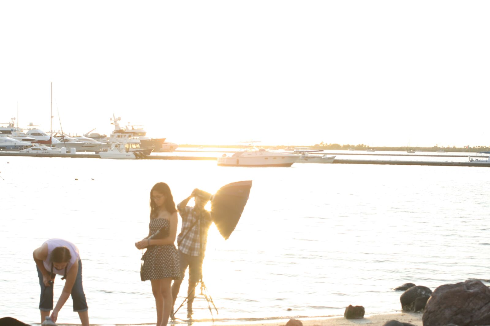 Canon EOS 400D (EOS Digital Rebel XTi / EOS Kiss Digital X) sample photo. Sunset, people, beach photography