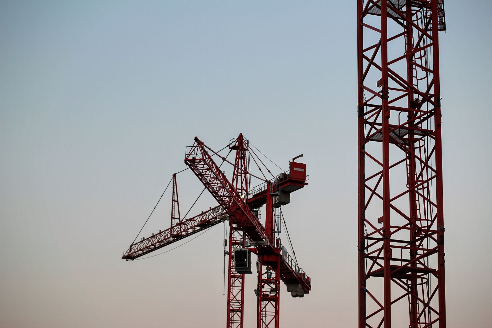 Canon EOS 600D (Rebel EOS T3i / EOS Kiss X5) + Canon EF 50mm F1.4 USM sample photo. Baukran, load crane, build photography