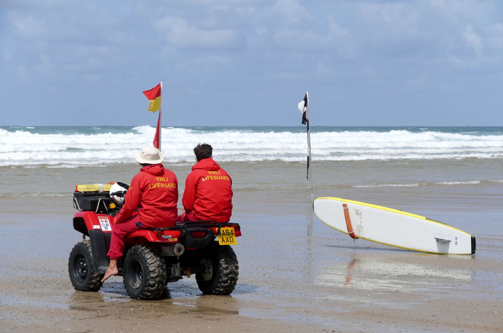 Panasonic Lumix DMC-FZ1000 sample photo. Beach, life guard, life photography