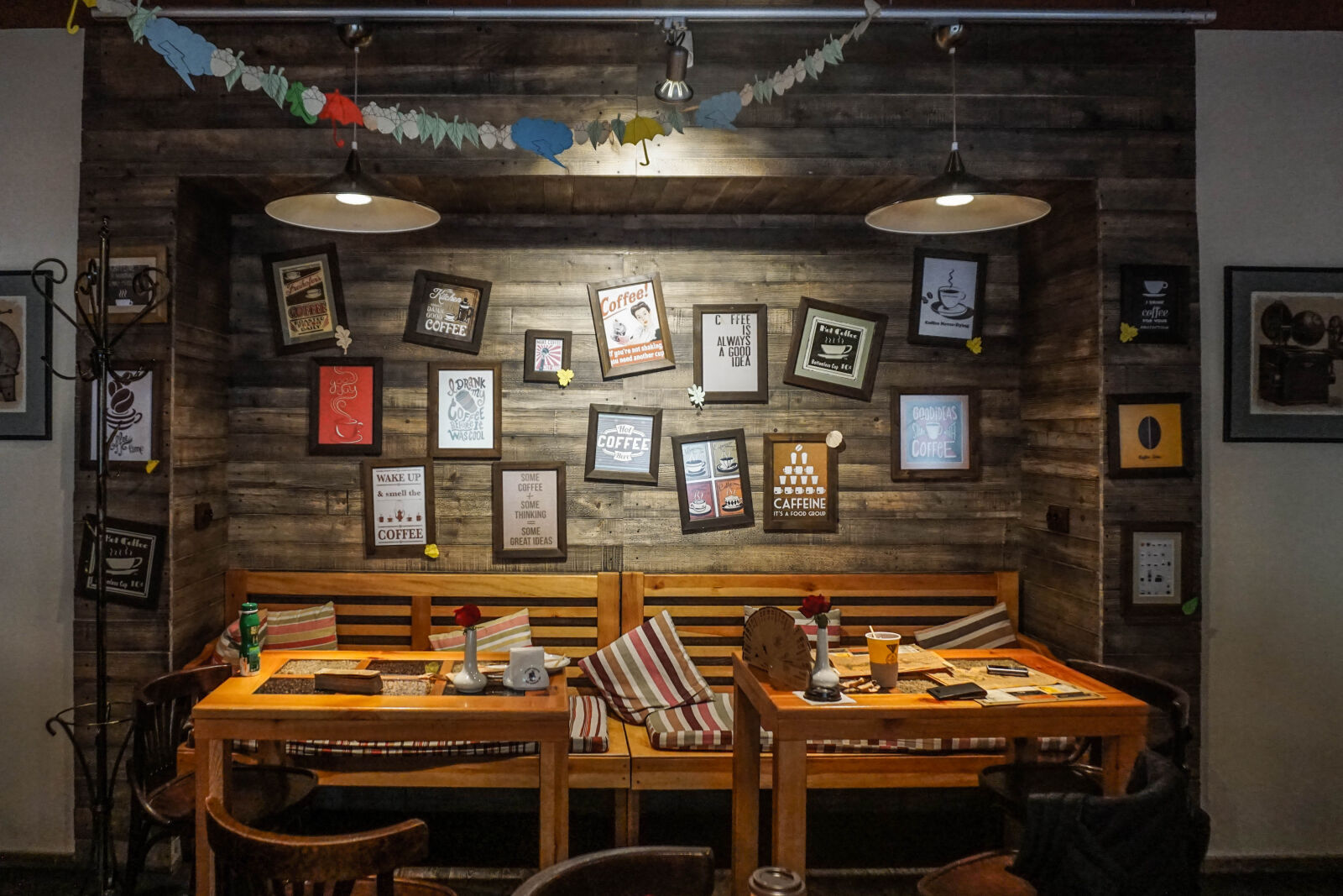 Sony E 16-50mm F3.5-5.6 PZ OSS sample photo. Dinning, tables, near, wall photography