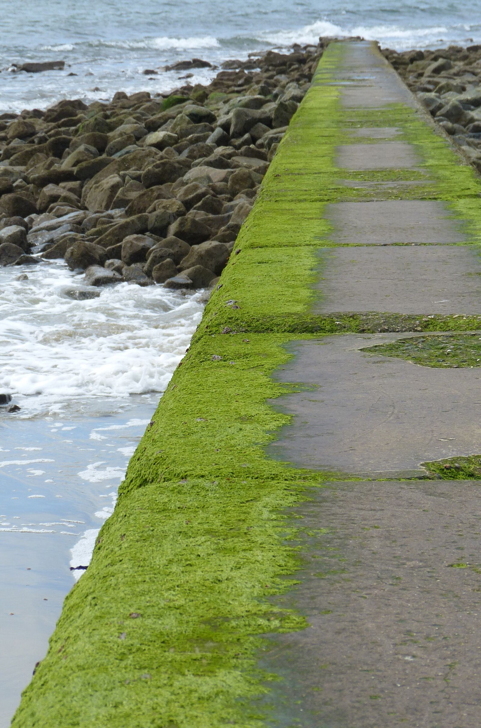 Panasonic Lumix DMC-FZ150 sample photo. Breakwater, beach, sea photography