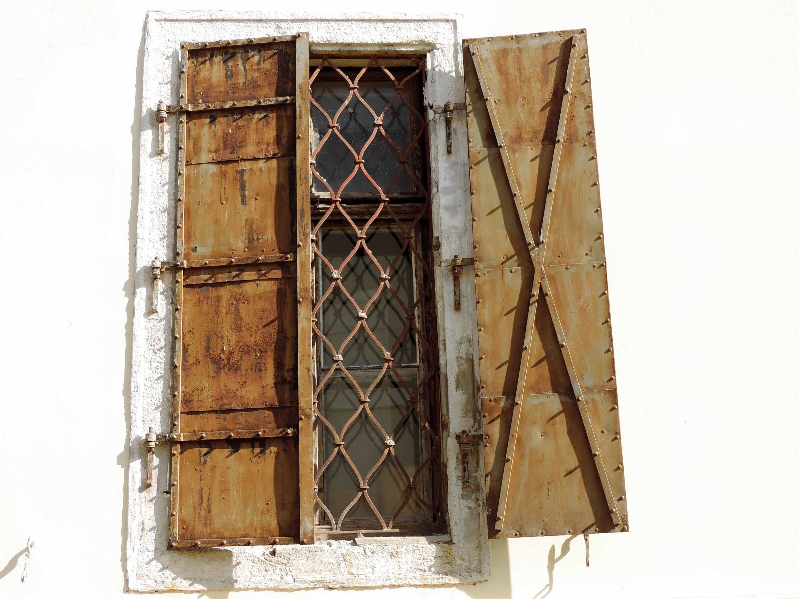 Nikon Coolpix P520 sample photo. Cast iron, window, wall photography