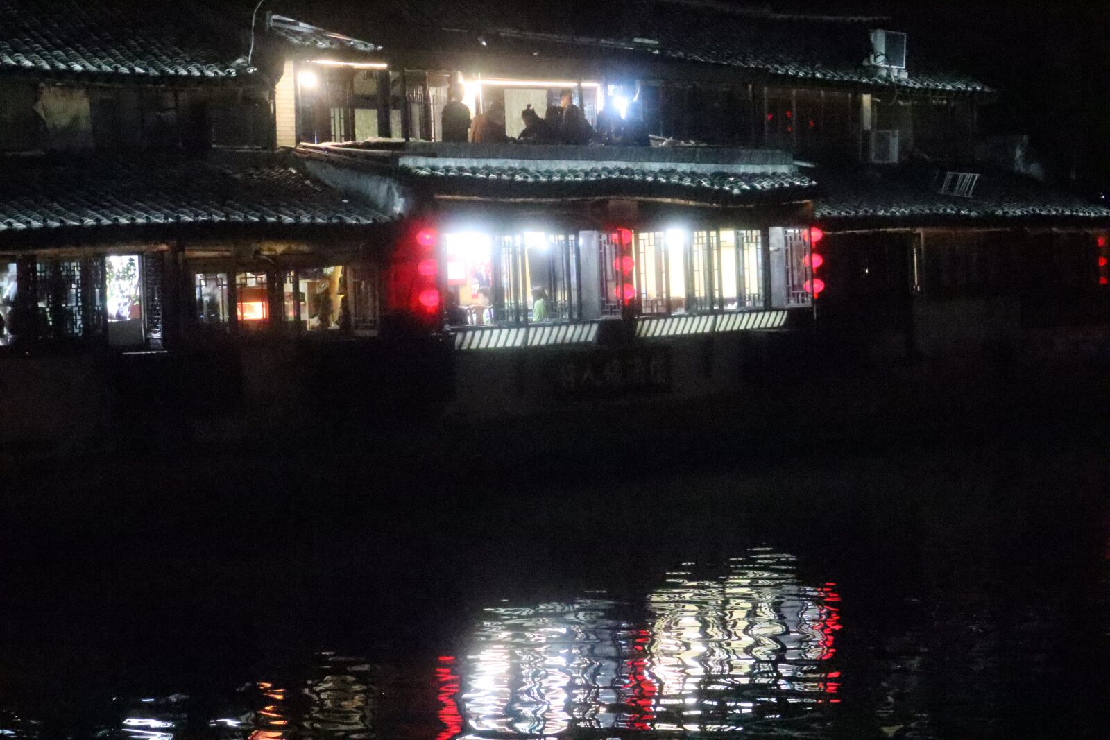 Canon EF-M 15-45mm F3.5-6.3 IS STM sample photo. Southern town, night, lantern photography