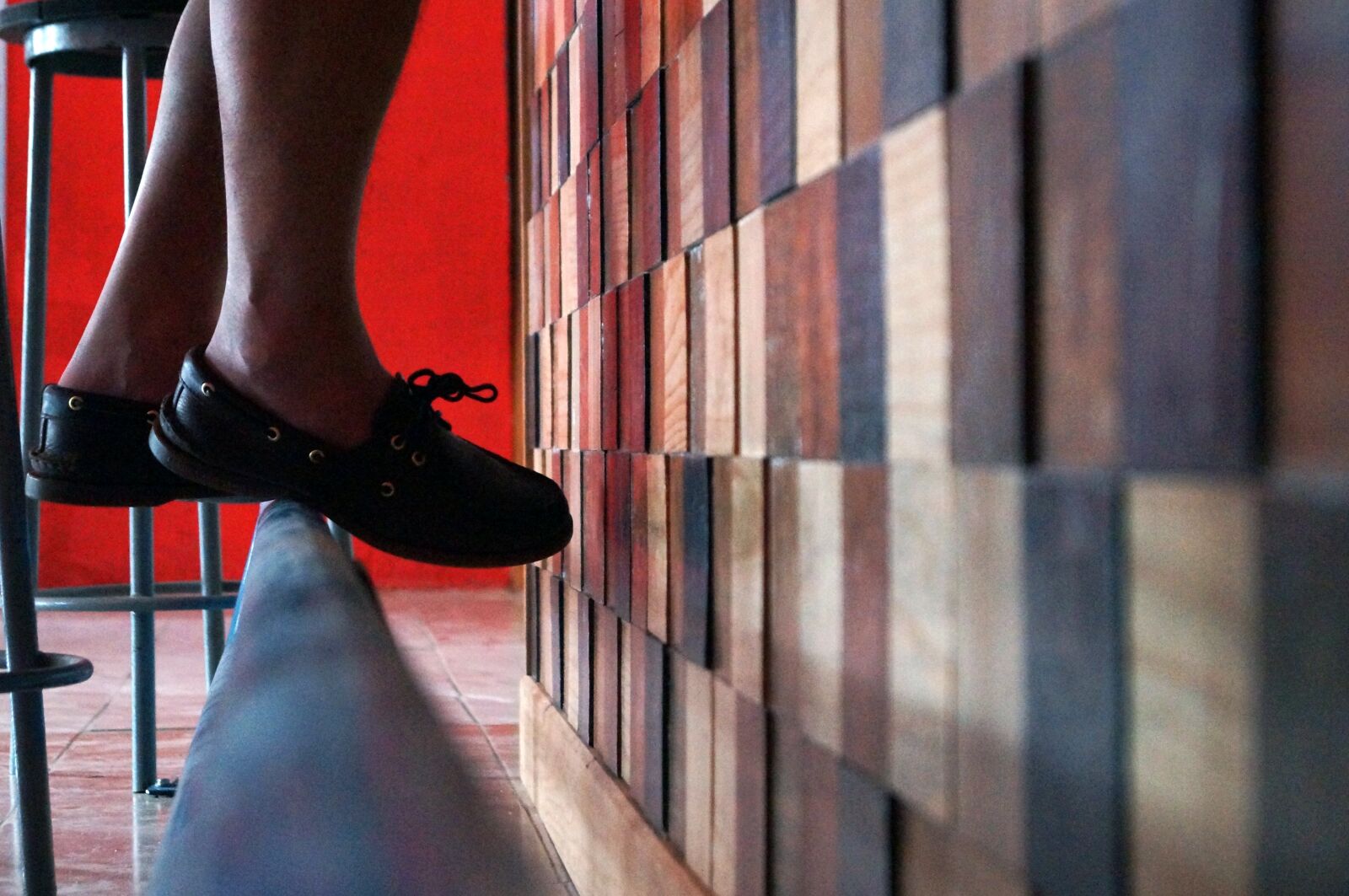 Sony SLT-A37 sample photo. Shoe, sit, style photography
