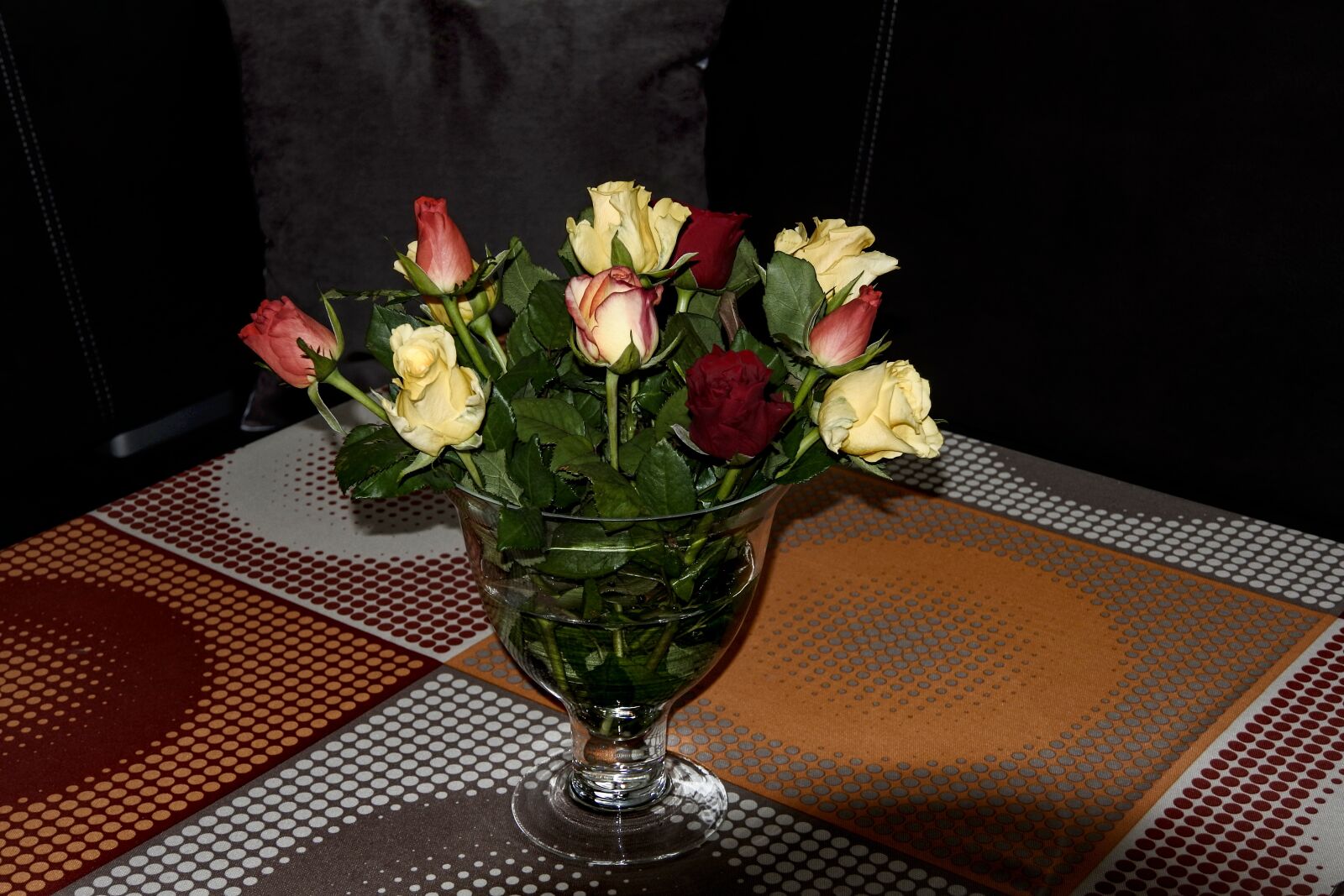 1 NIKKOR VR 10-100mm f/4-5.6 sample photo. Roses, vase, bouquet photography