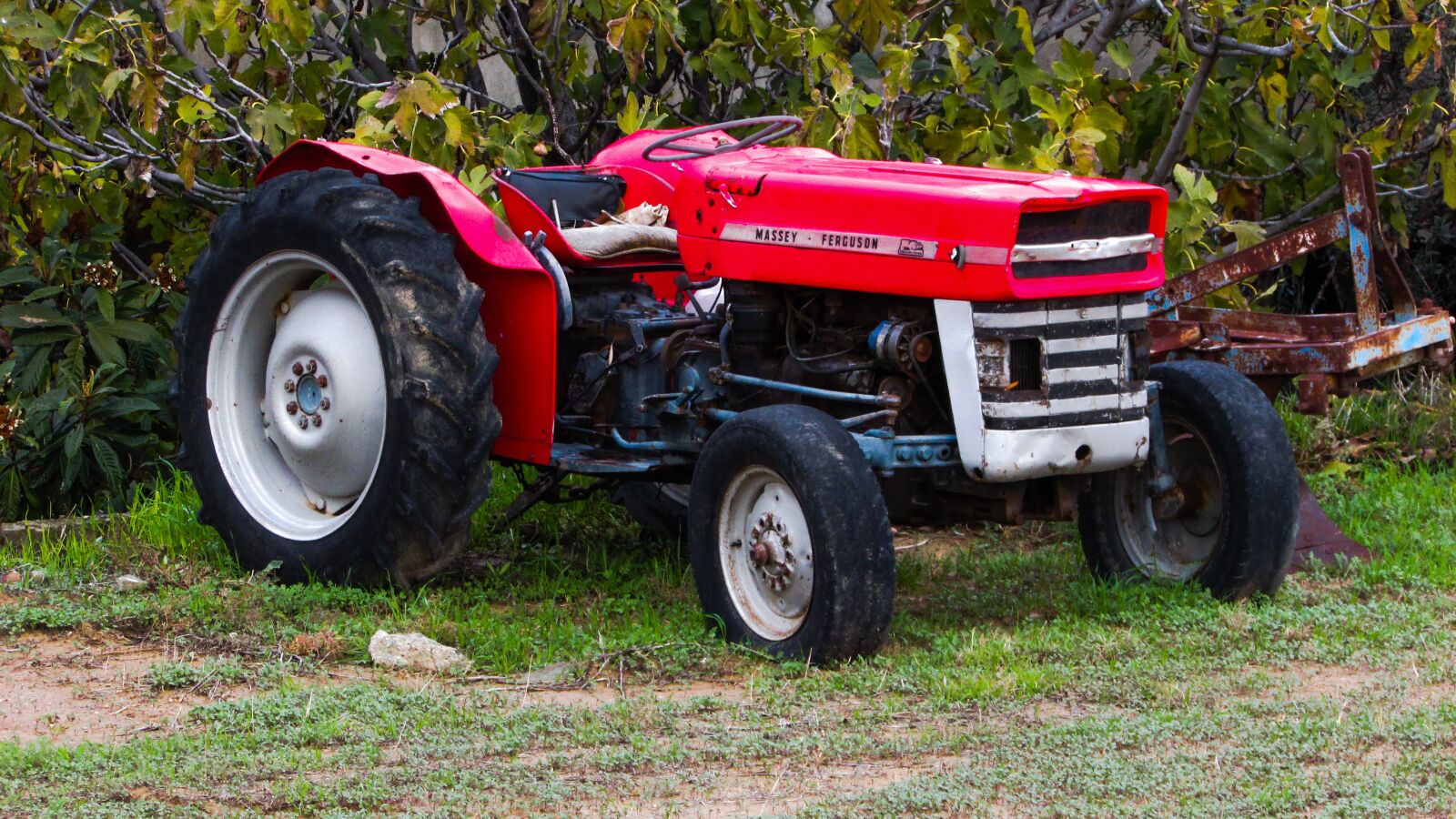 Canon PowerShot SX400 IS sample photo. Tractor, red, agriculture photography