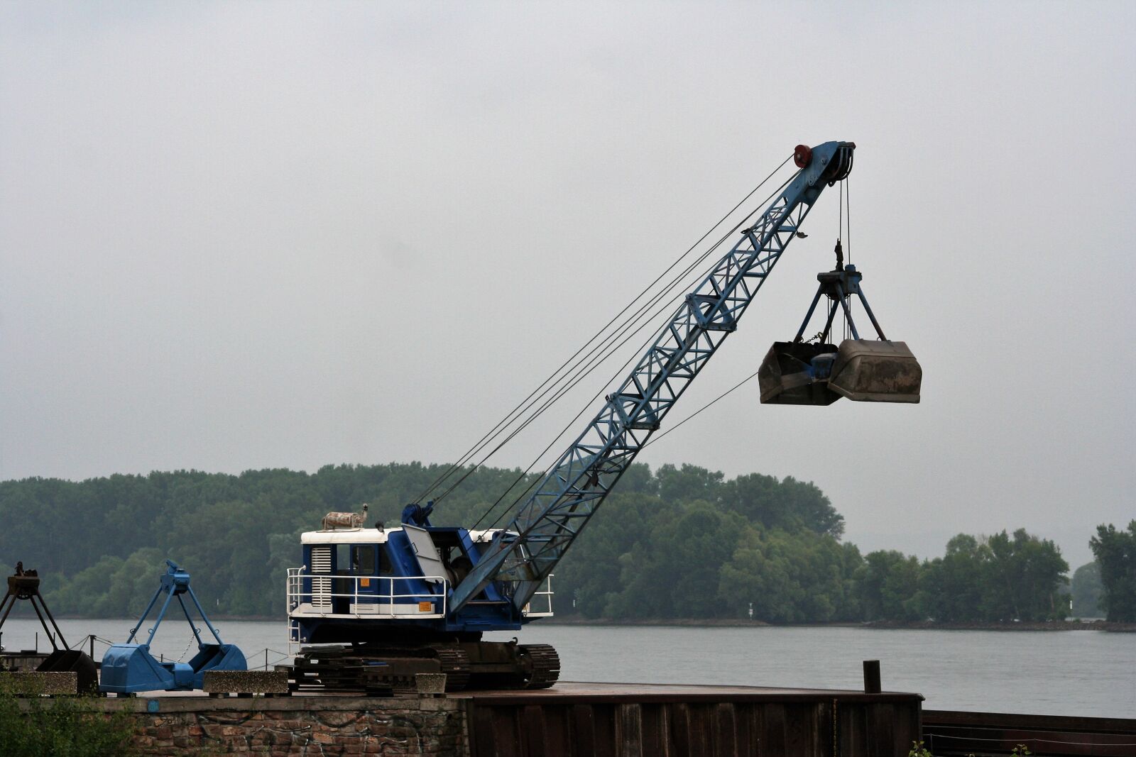 Canon EOS 350D (EOS Digital Rebel XT / EOS Kiss Digital N) sample photo. Loading crane, bulk goods photography