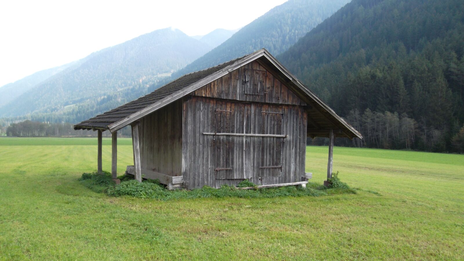 Samsung ST65 sample photo. Barn, scale, field barn photography