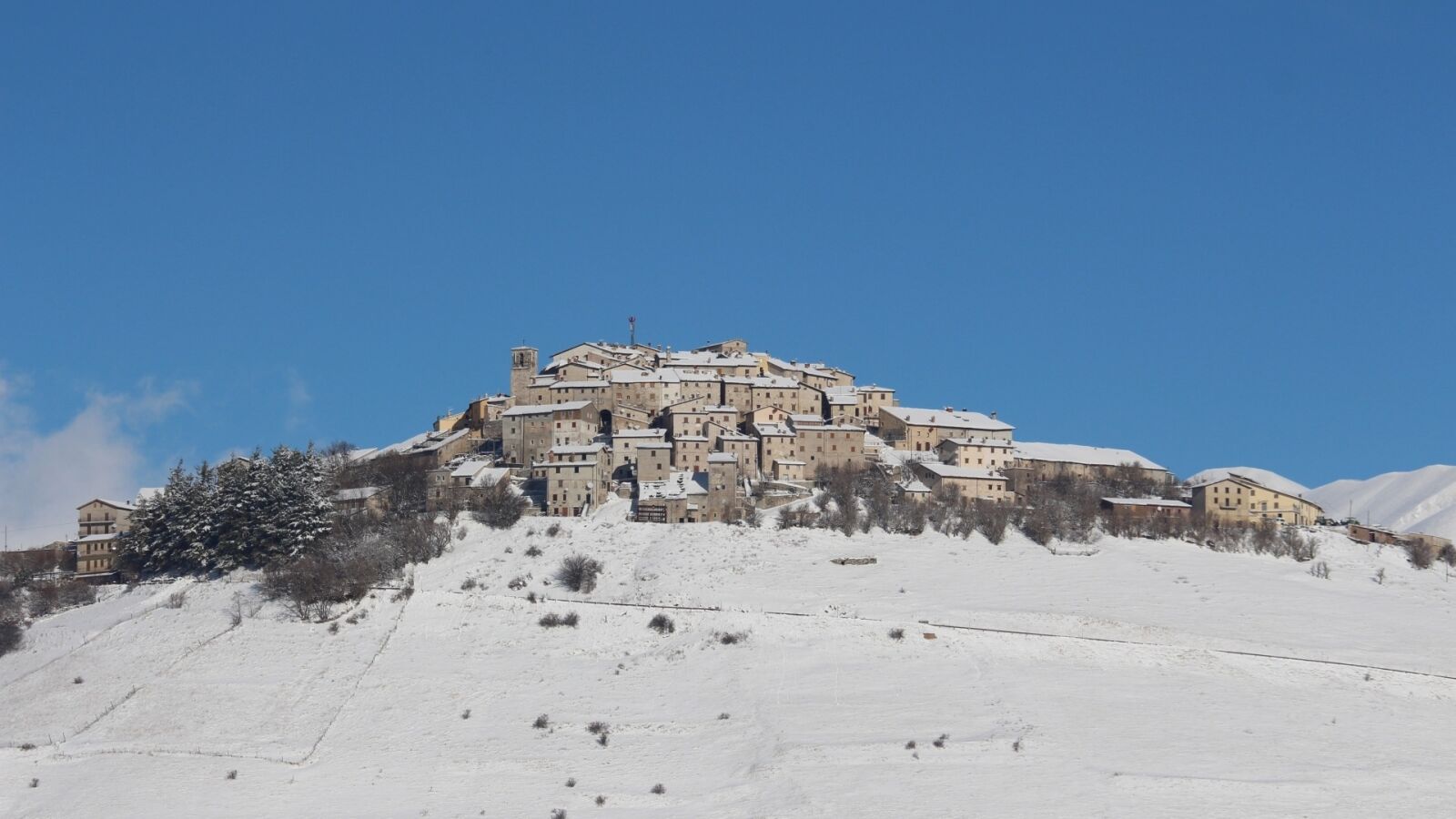 Canon EOS 700D (EOS Rebel T5i / EOS Kiss X7i) sample photo. Castelluccio, mountains, snow photography
