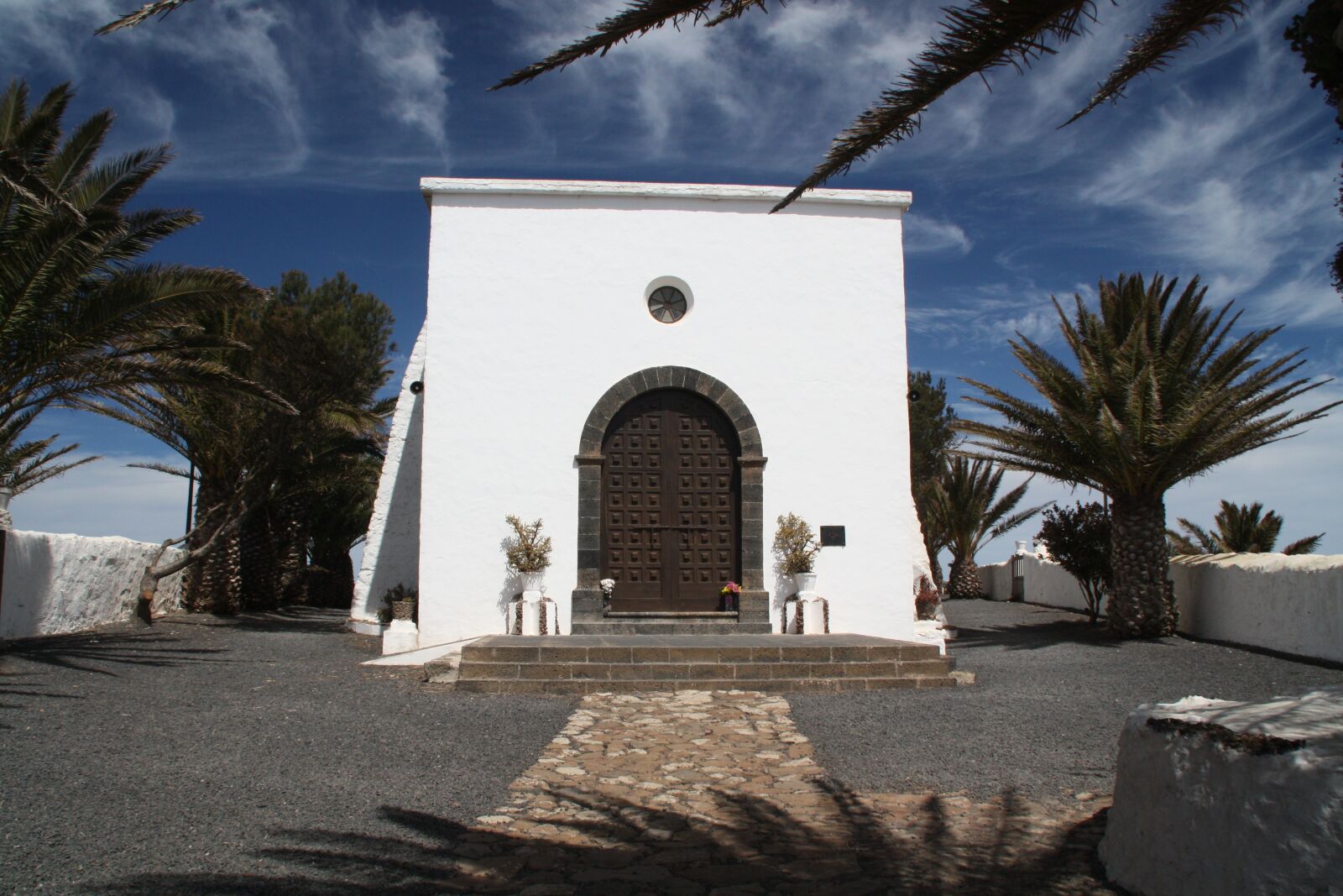 Canon EOS 450D (EOS Rebel XSi / EOS Kiss X2) sample photo. Chapel, palm trees, lanzarote photography