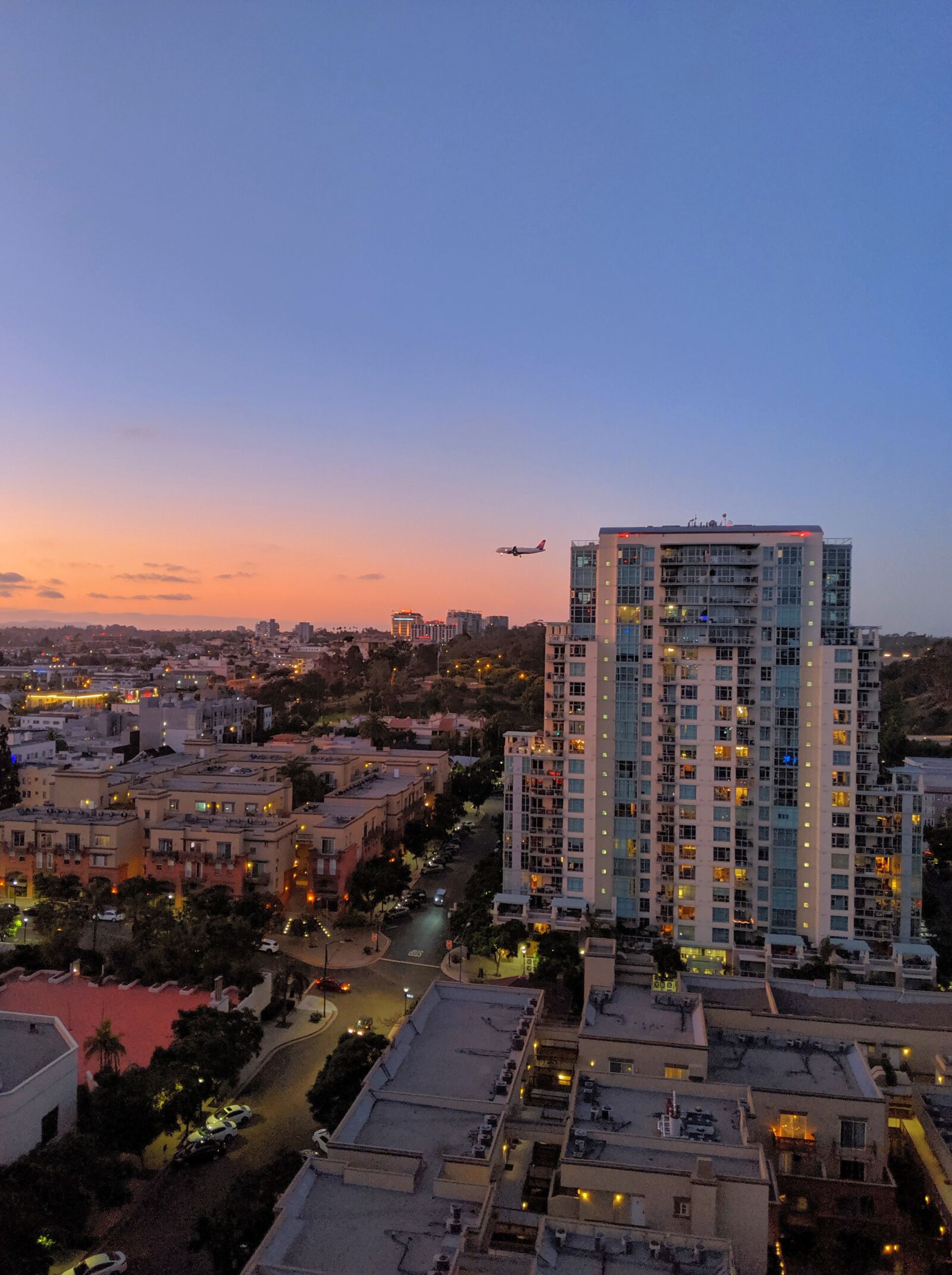 Google Pixel 3 XL sample photo. Cityscape, sunset, plane photography