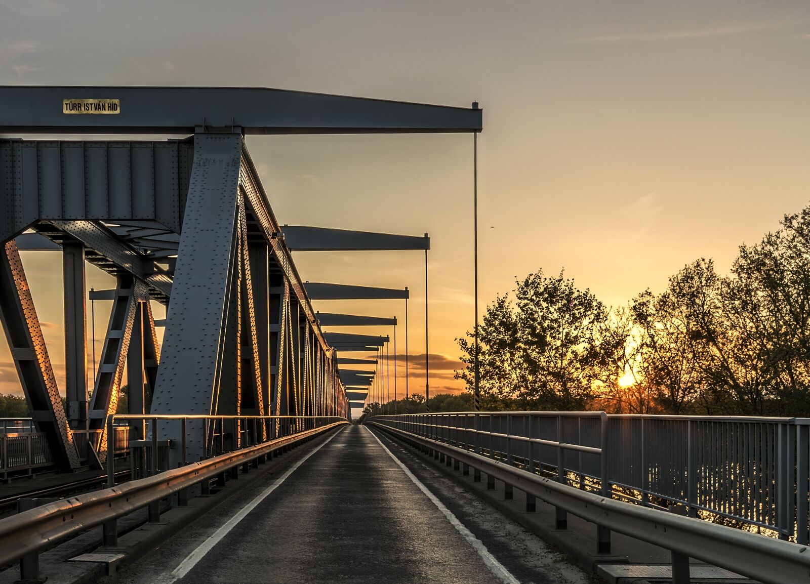 Canon EOS 750D (EOS Rebel T6i / EOS Kiss X8i) sample photo. Architecture, bridge, dawn photography