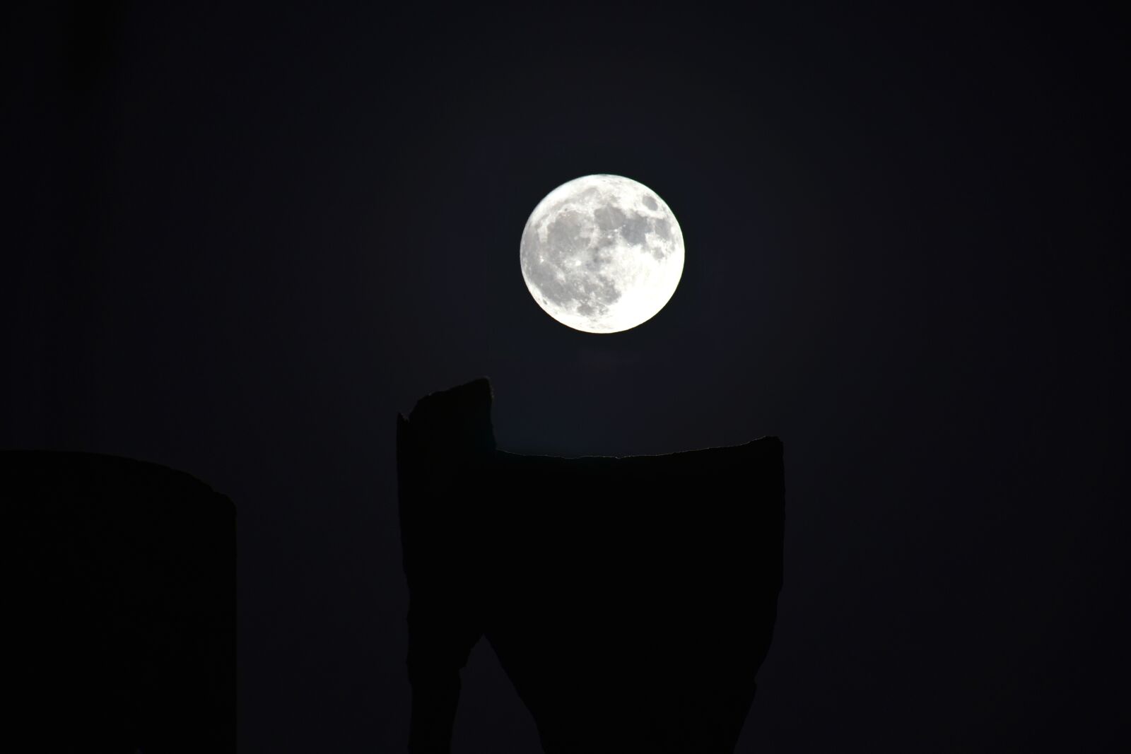 Nikon D3500 sample photo. Moon, chimney, night photography