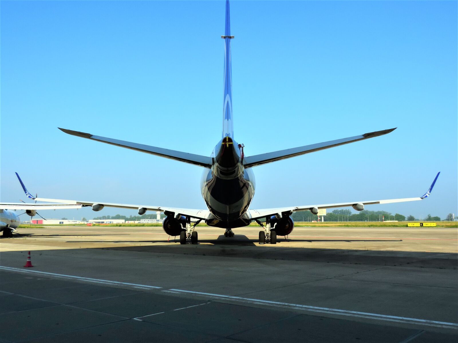 Nikon Coolpix P520 sample photo. Embraer, emb 195, e-jet photography