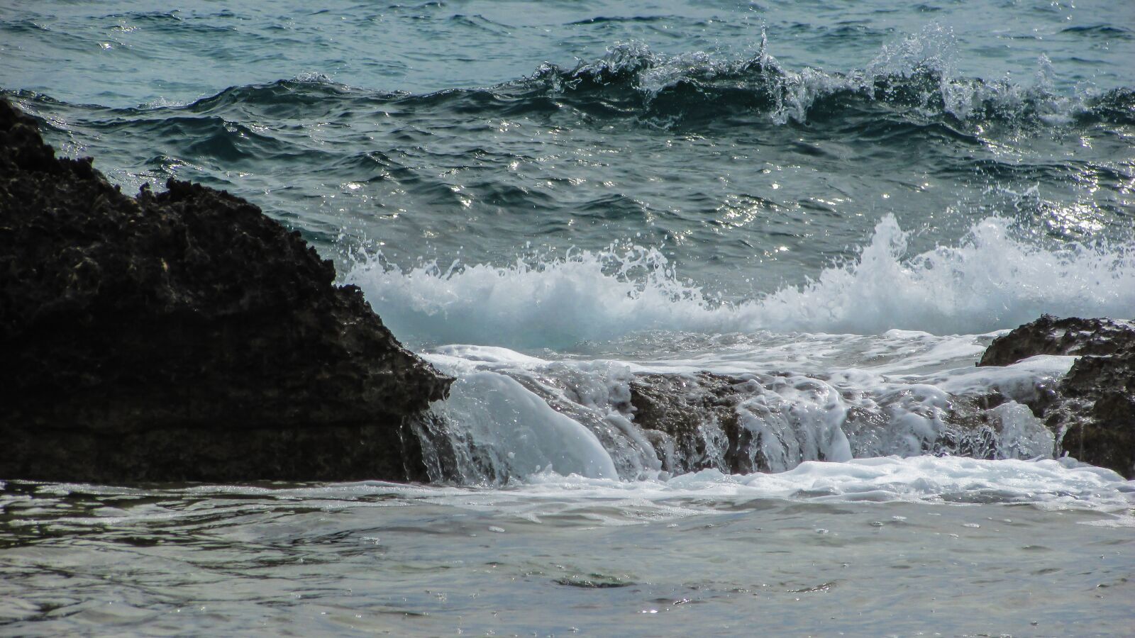 Canon PowerShot SX400 IS sample photo. Wave, smashing, foam photography