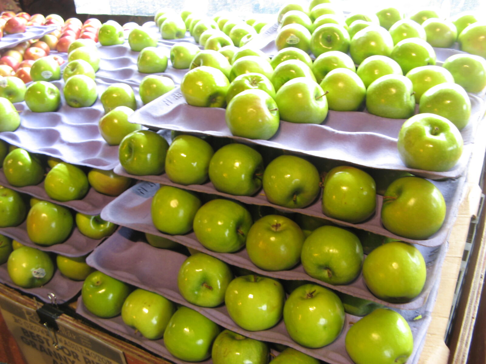 Canon POWERSHOT A700 sample photo. Organic, green apples, store photography