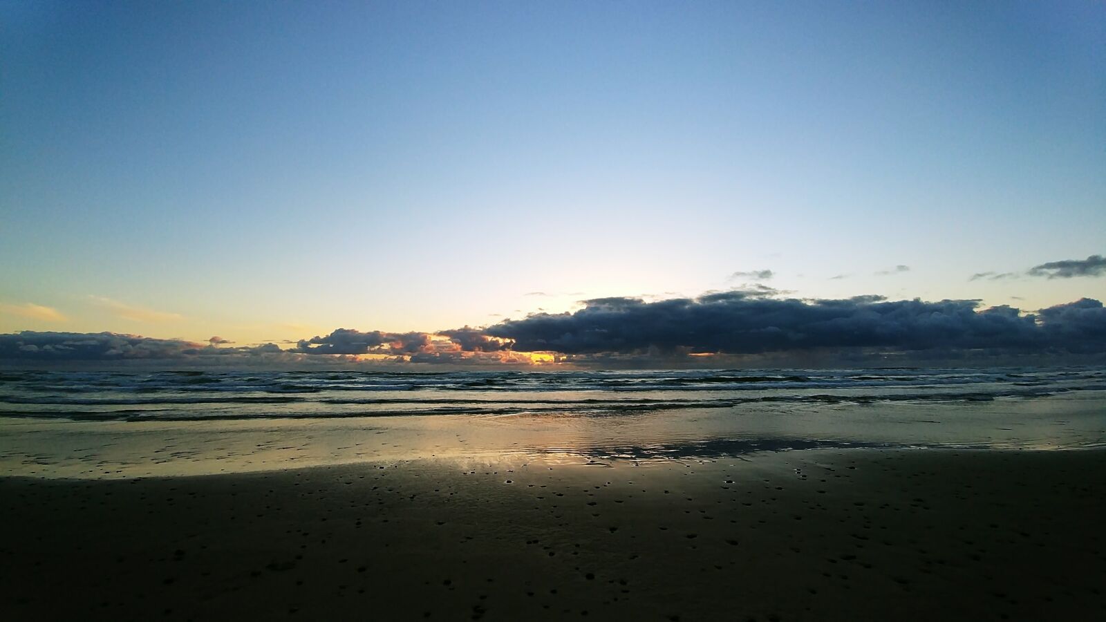 LG G6 sample photo. Sunset, oregon beach, clouds photography