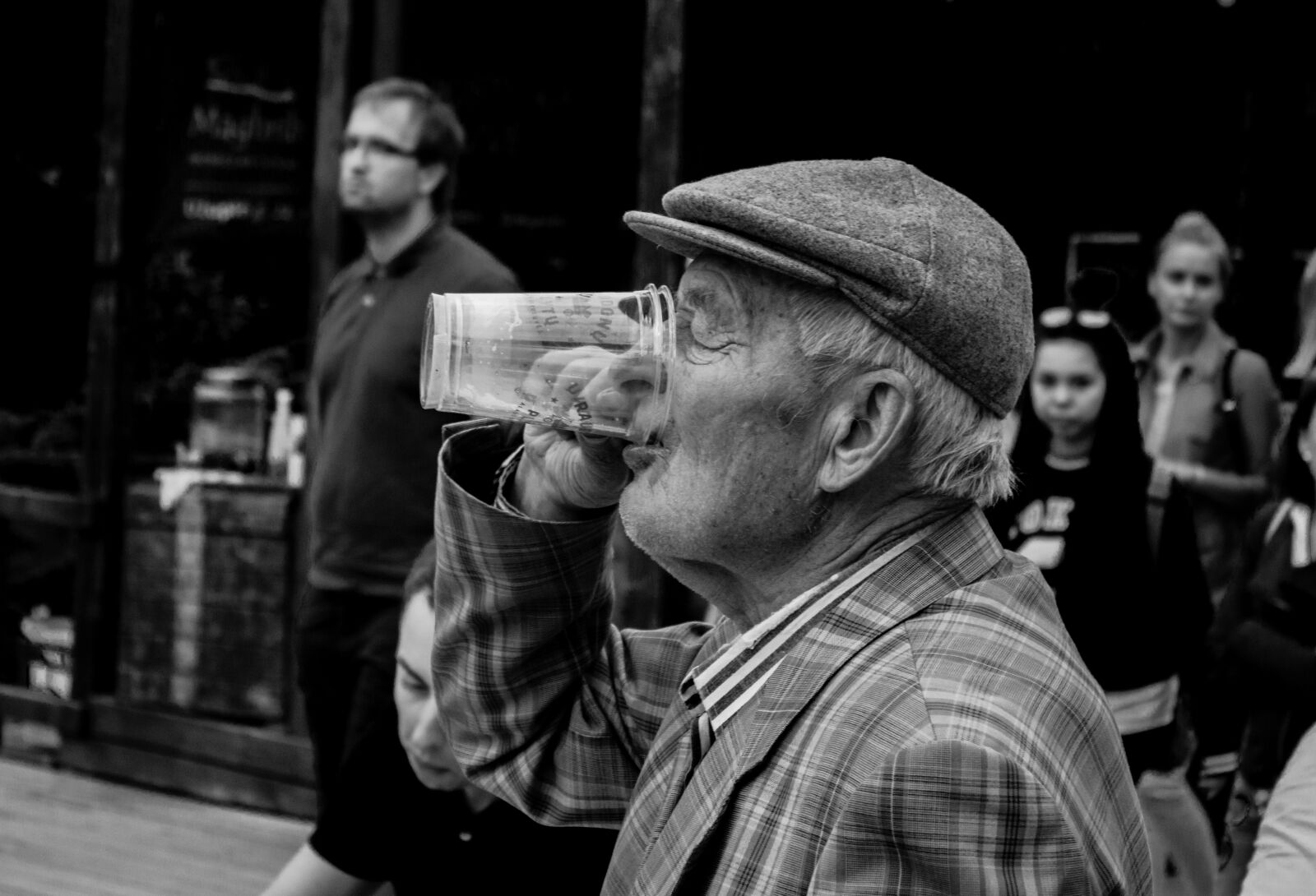 Canon EOS 600D (Rebel EOS T3i / EOS Kiss X5) sample photo. Beer, black, and, white photography