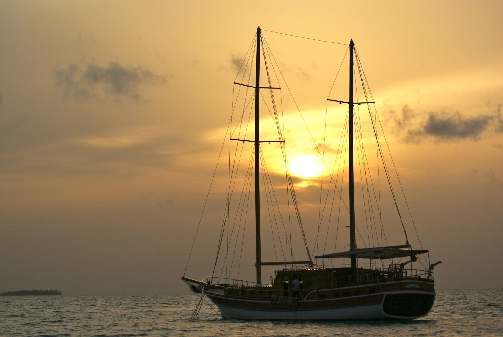 Sony Alpha DSLR-A200 sample photo. Mar, by sunsets, boat photography
