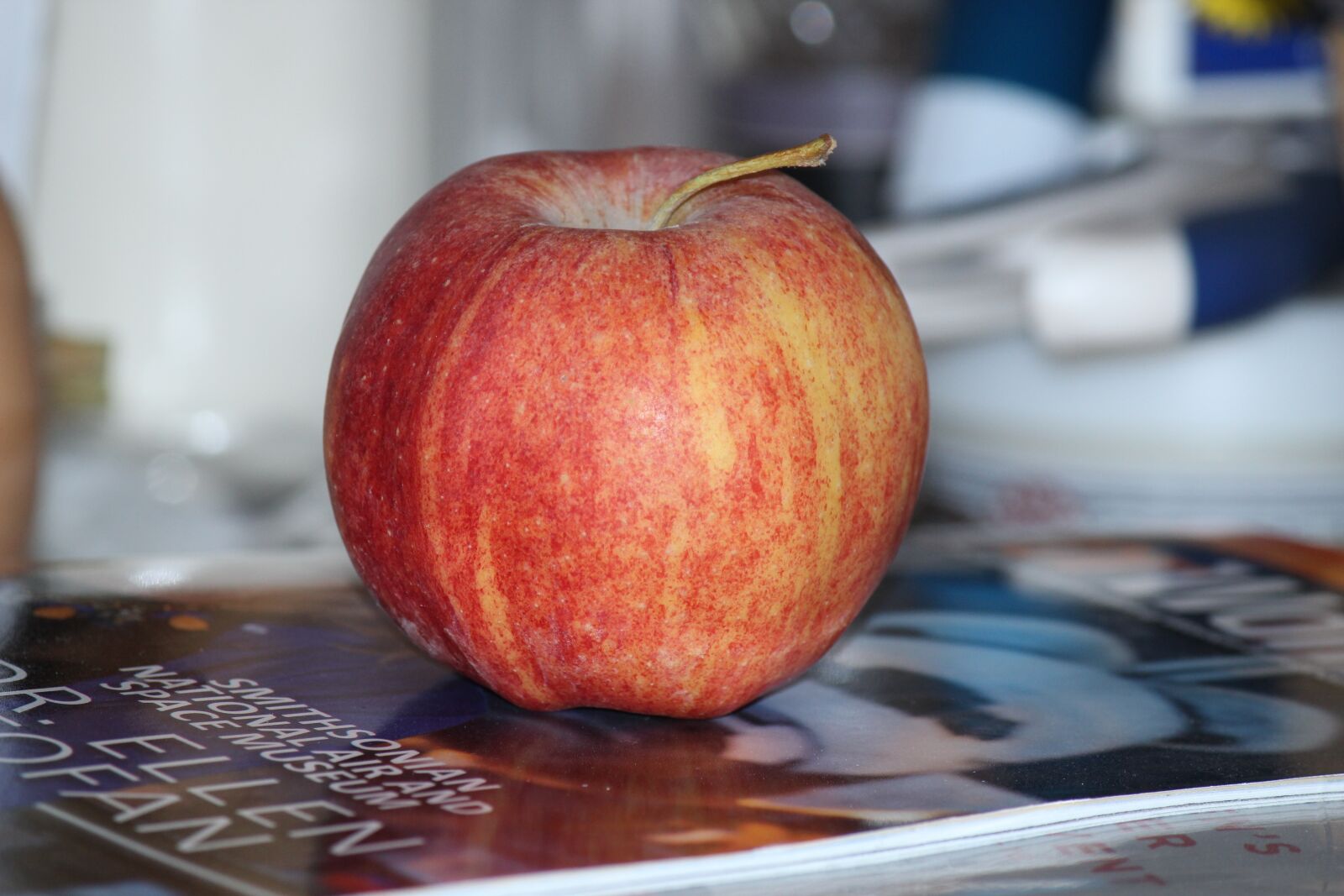 Canon EOS 600D (Rebel EOS T3i / EOS Kiss X5) sample photo. Apple, fruit, red apple photography