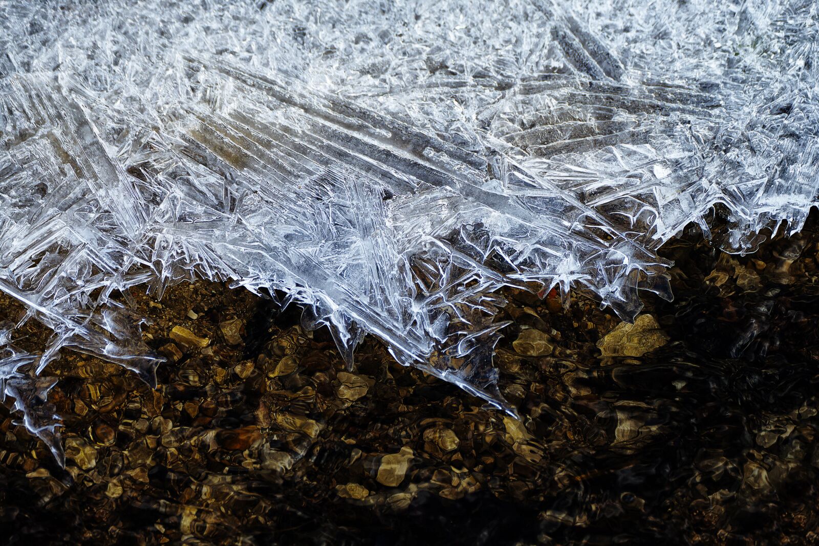 Panasonic Lumix DMC-FZ1000 sample photo. Water, icy, eiskristalle photography
