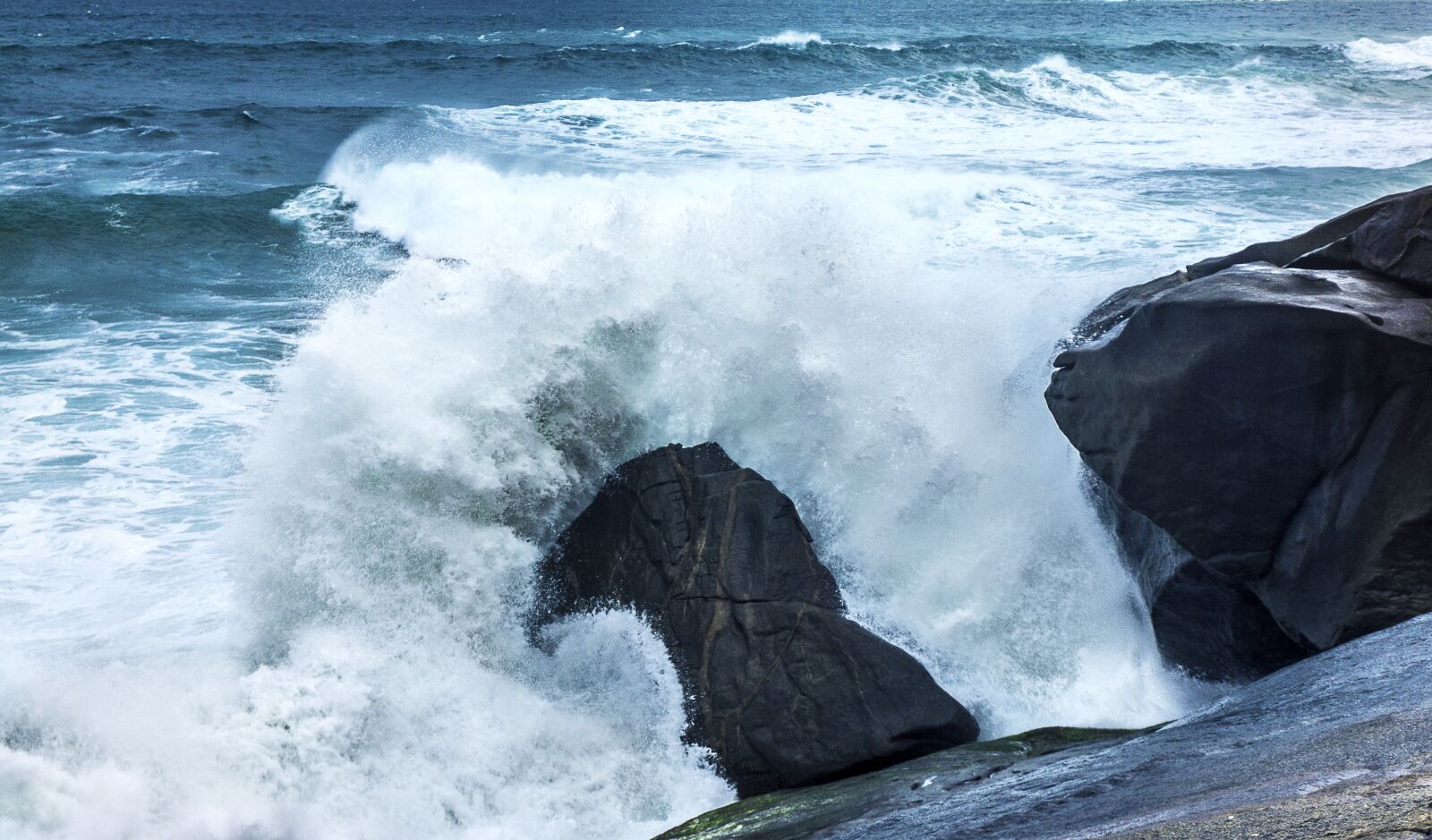 Sony E 16-50mm F3.5-5.6 PZ OSS sample photo. Wave, crash, shore photography