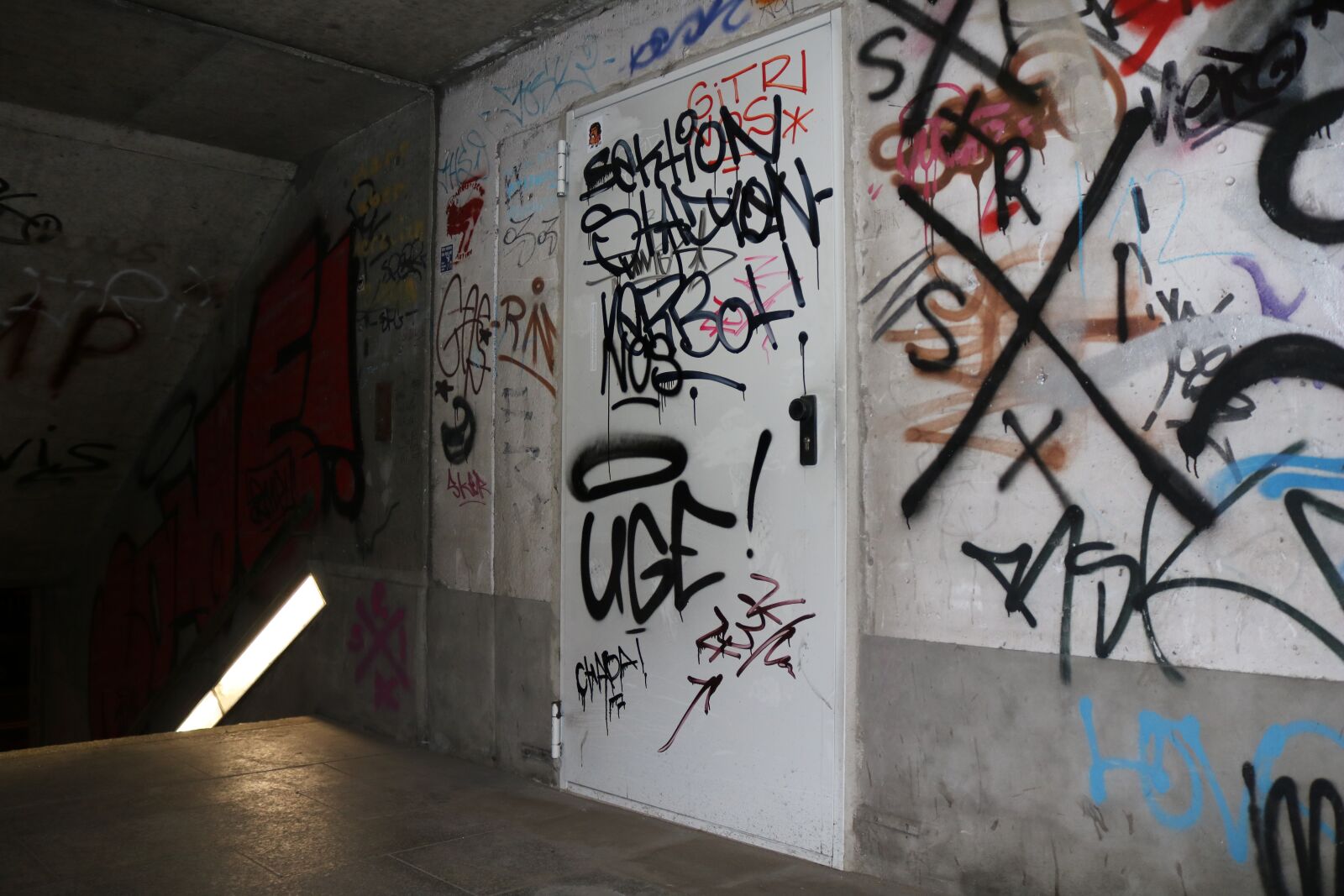 Canon EOS 750D (EOS Rebel T6i / EOS Kiss X8i) sample photo. Graffiti, staircase finish, lights photography