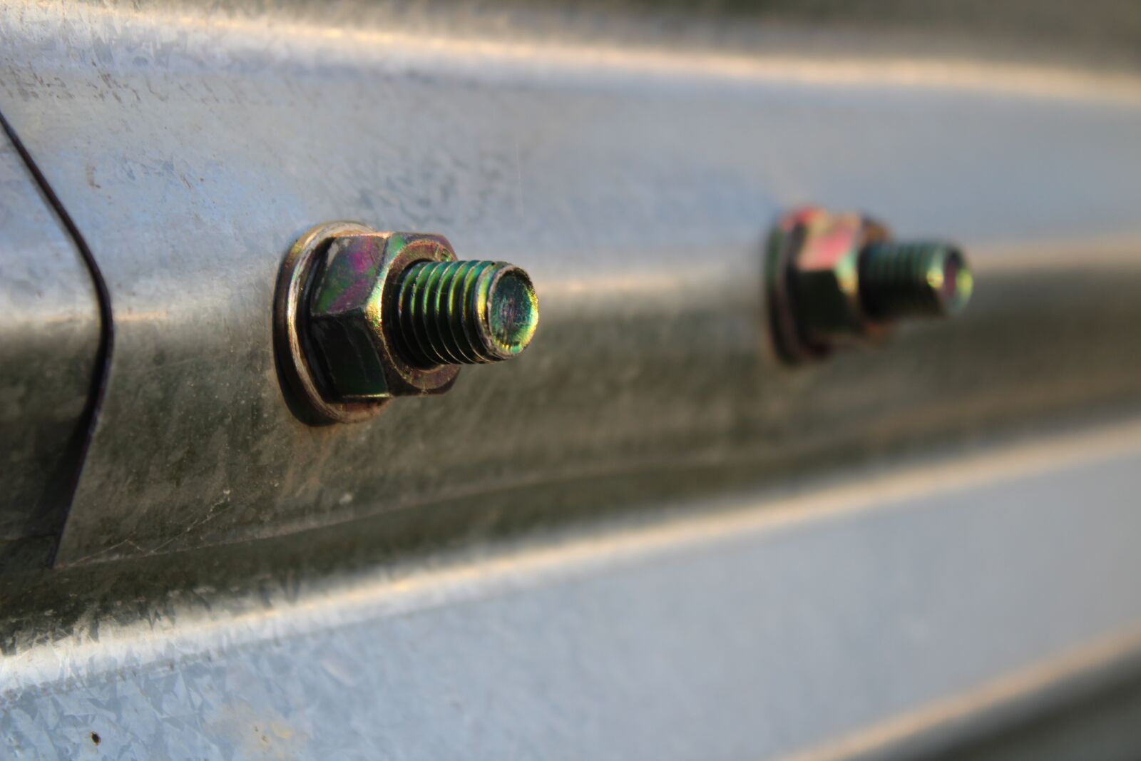 Canon EOS 1300D (EOS Rebel T6 / EOS Kiss X80) sample photo. Screw, metal, sheet photography