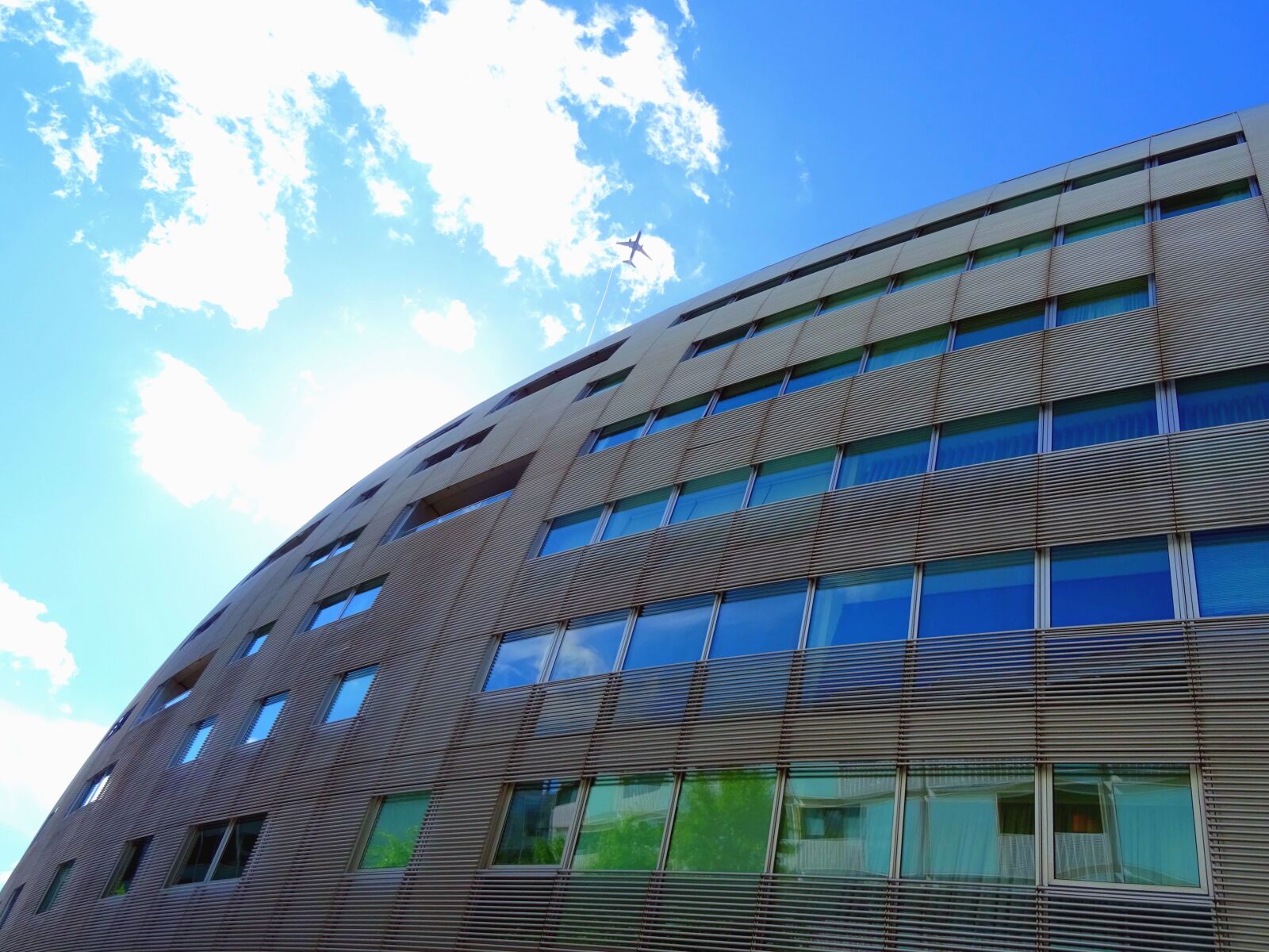 Sony DSC-HX60 sample photo. Building, window, architecture, cloud photography
