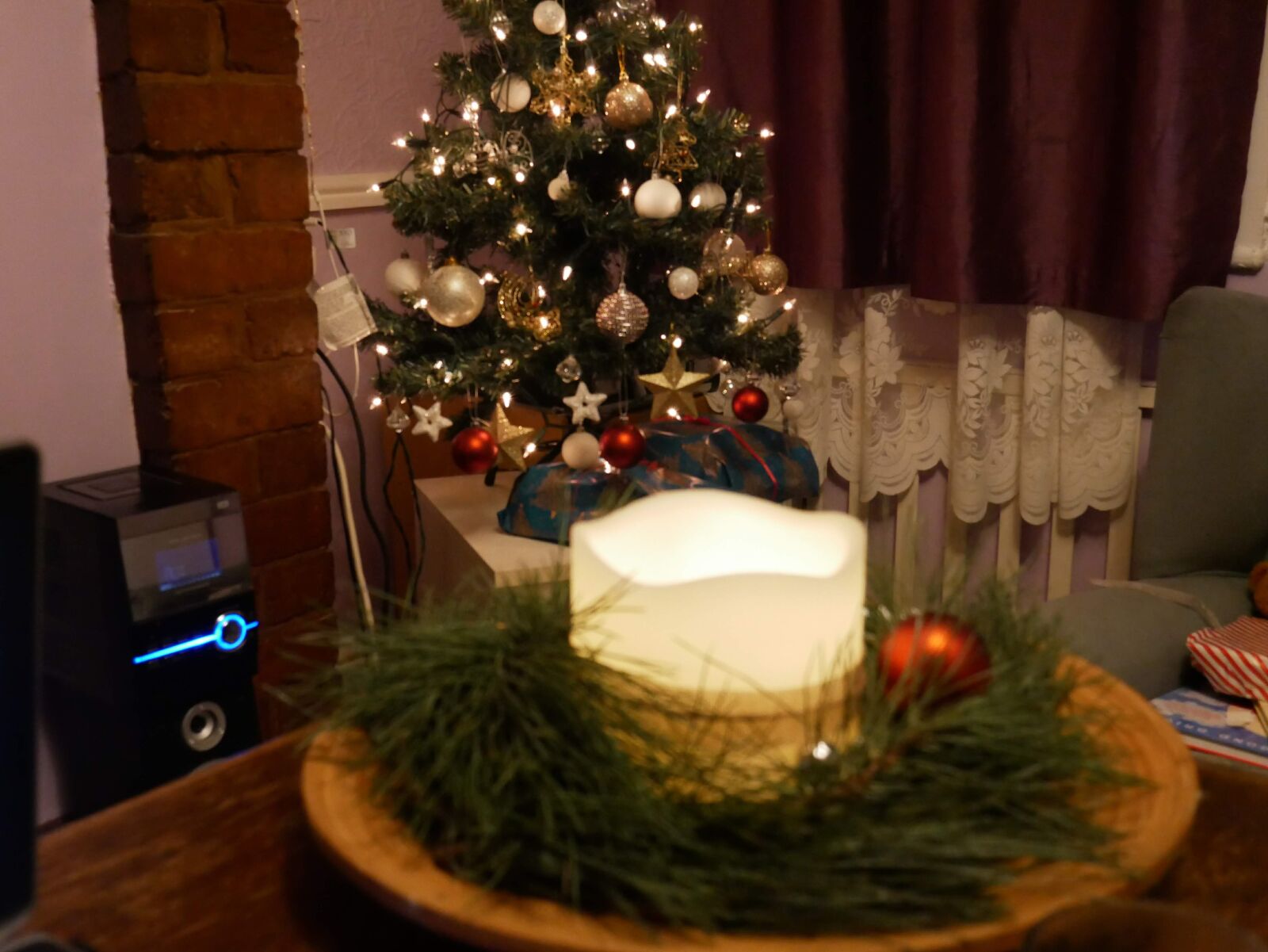 Panasonic Lumix DMC-G85 (Lumix DMC-G80) sample photo. Christmas, tree, green photography