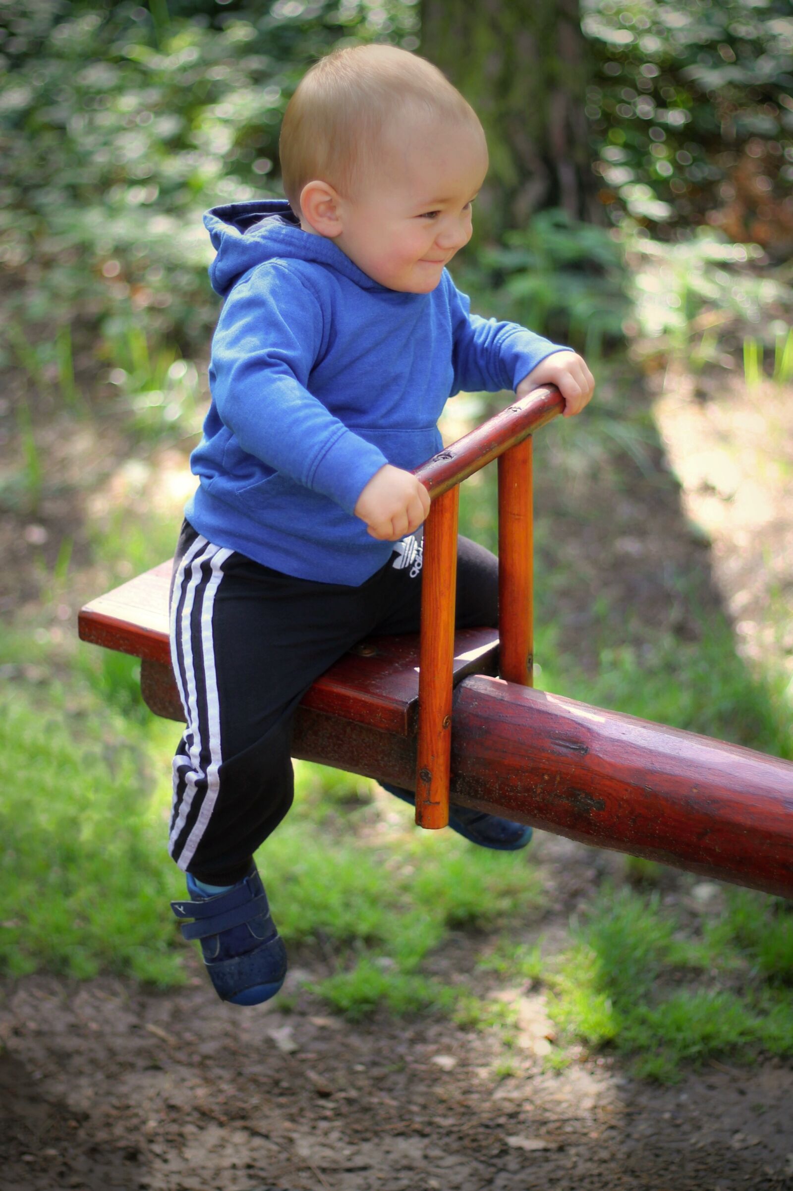 Canon EOS 1100D (EOS Rebel T3 / EOS Kiss X50) + Canon EF 50mm F1.8 II sample photo. Child, swing, swinging photography