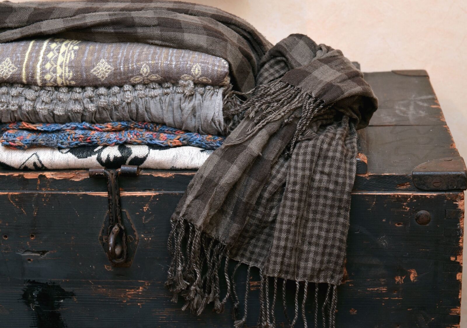 Nikon D5100 sample photo. Clothing, wood, box photography