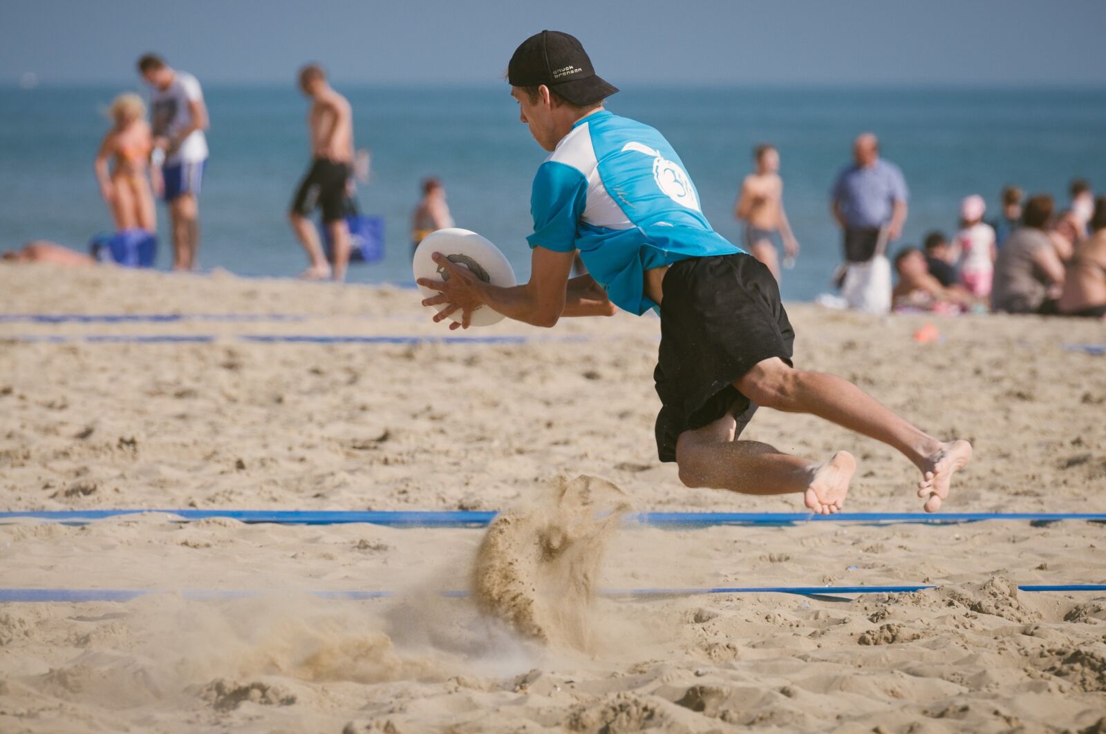 Nikon D300 sample photo. Frisbee, sand, beach photography