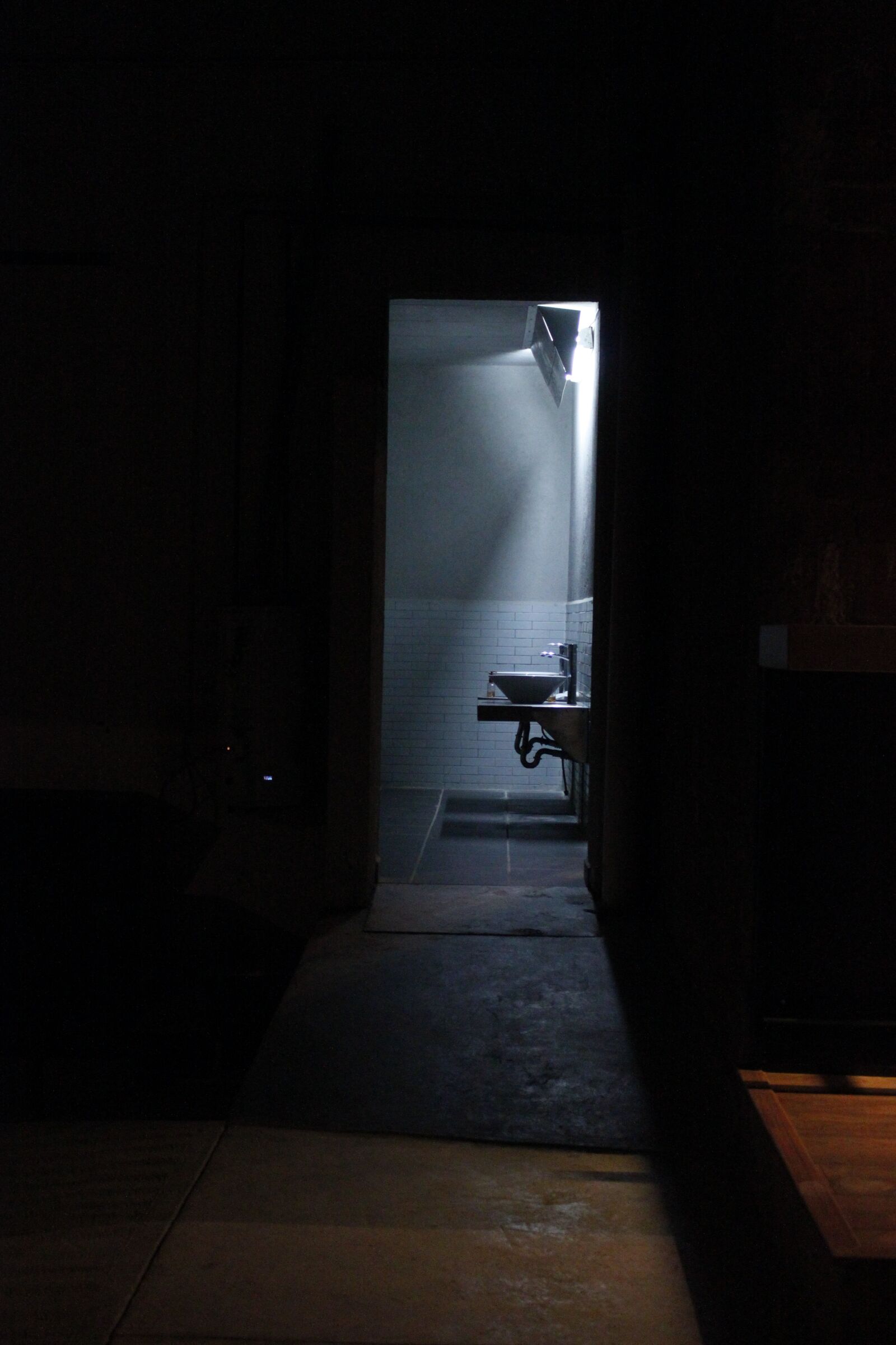 Canon EOS 500D (EOS Rebel T1i / EOS Kiss X3) sample photo. Bathroom, light, contrast photography