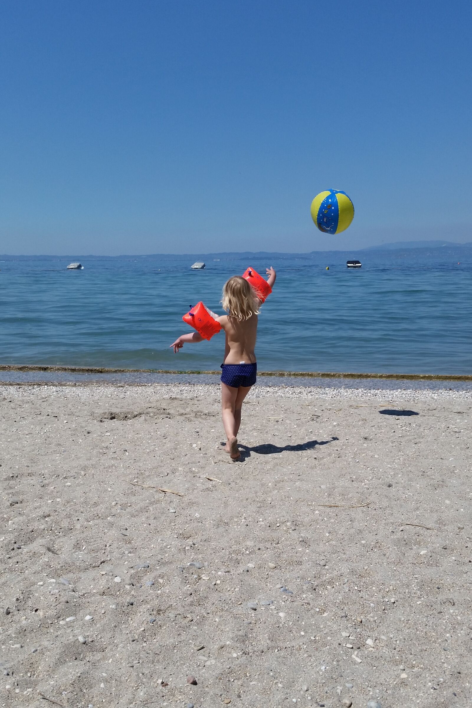 Samsung Galaxy S5 sample photo. Holidays, child, ball photography