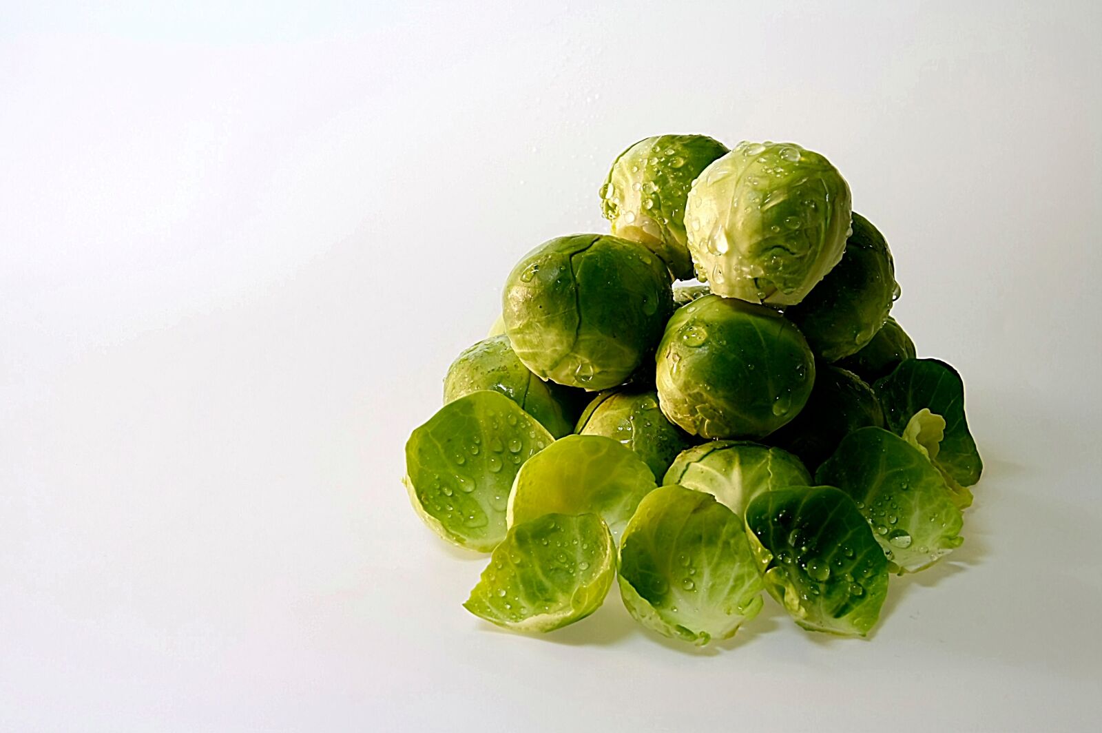 Canon EOS 1000D (EOS Digital Rebel XS / EOS Kiss F) sample photo. Brussels sprouts, drop of photography