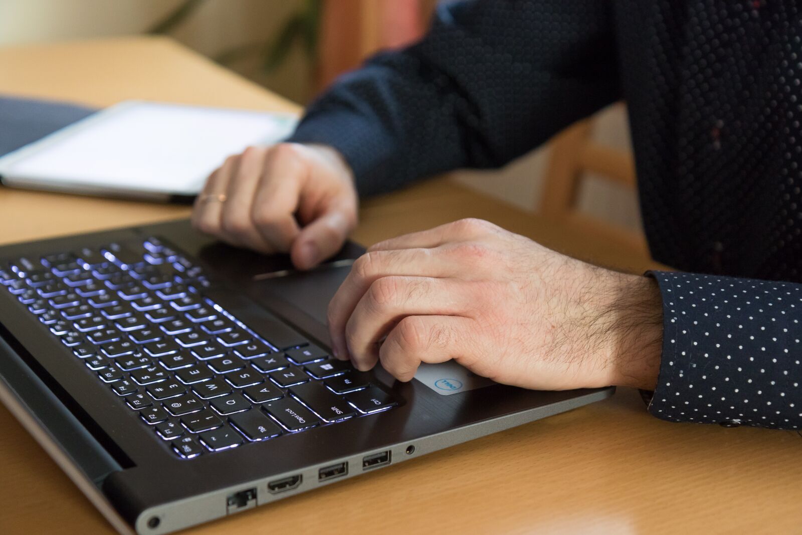 Canon EOS 7D Mark II sample photo. Computer, hands, work photography