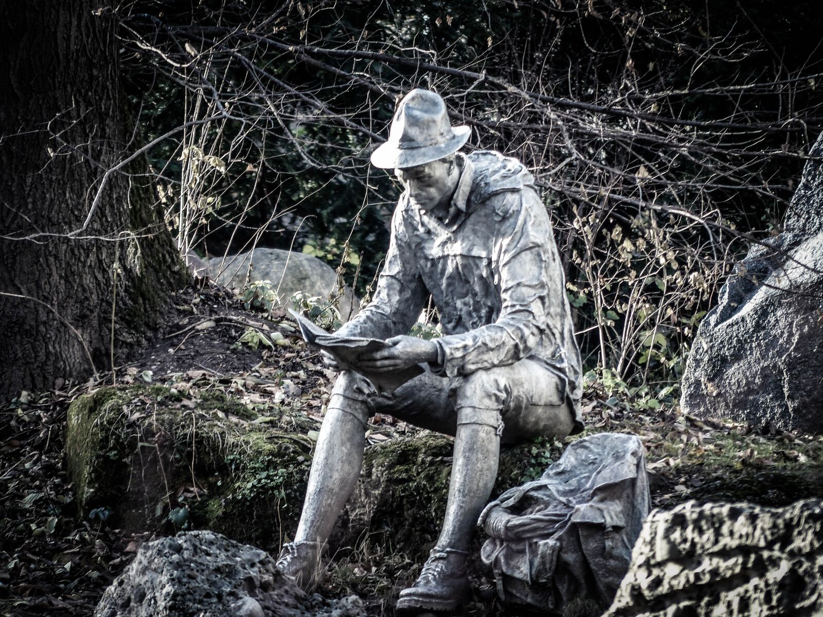 Panasonic Lumix DMC-FZ200 sample photo. Wanderer, statue, figure photography