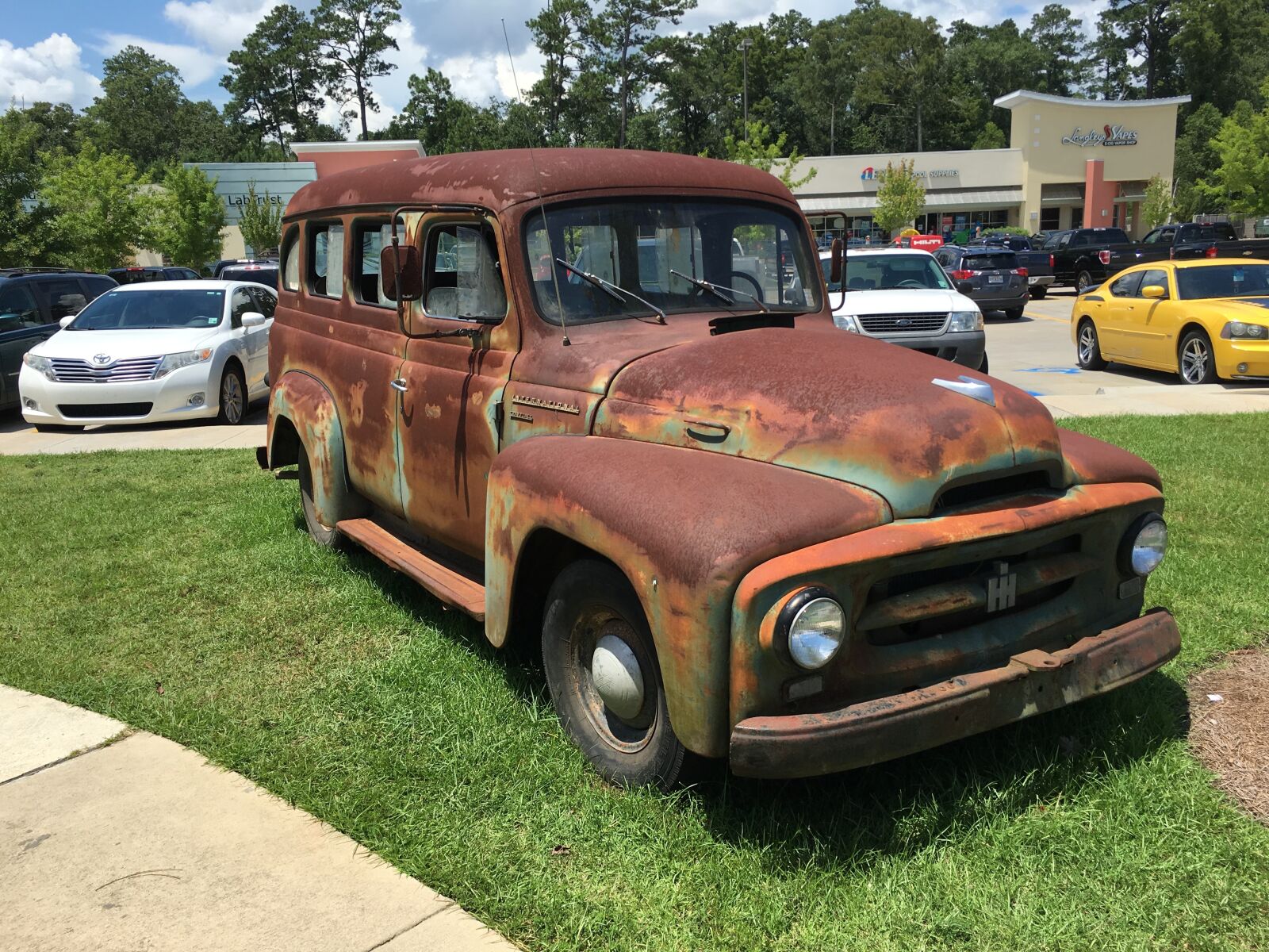 Apple iPhone 6s Plus sample photo. Old vehicle, car, rusty photography
