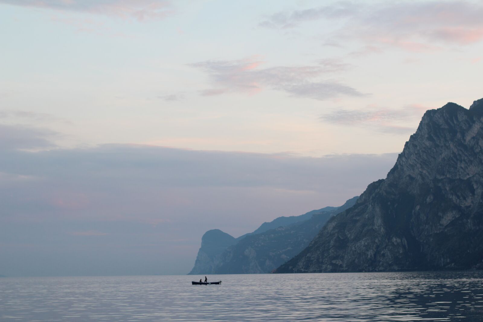 Canon EOS 600D (Rebel EOS T3i / EOS Kiss X5) + Canon EF 50mm F1.4 USM sample photo. Sunset, garda, boat photography